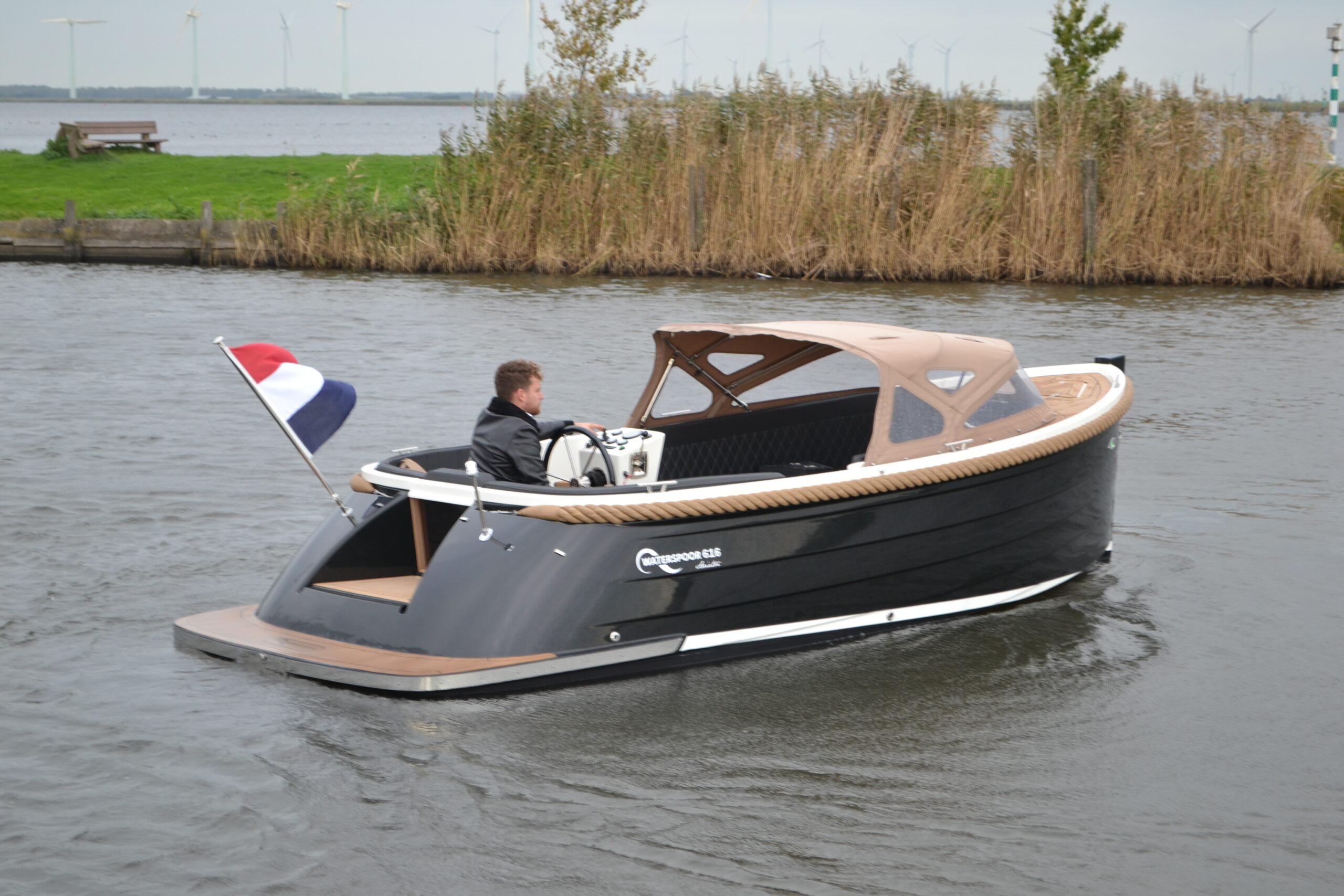 Vaartlander_Waterspoor-616-Aviator-2 Zijaanzicht van de Waterspoor 616 Aviator met stijlvolle afwerking en houten details.