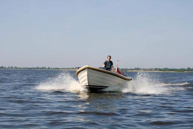 Vaartlander_Waterspoor-630-1 Waterspoor 630 varend in volle vaart met twee personen aan boord.