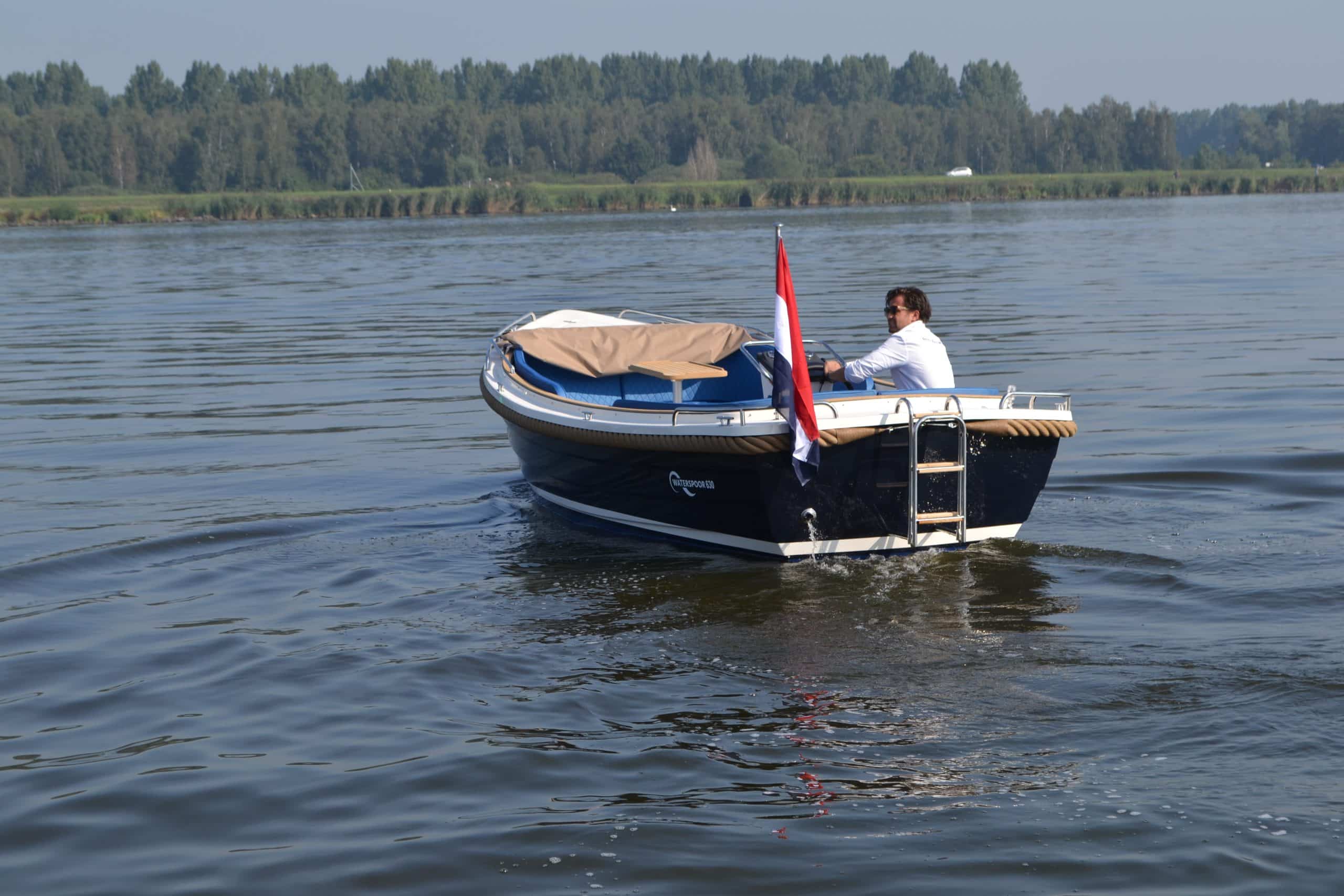 Vaartlander_Waterspoor-630-12 Waterspoor 630 varend met Nederlandse vlag aan de achterzijde.