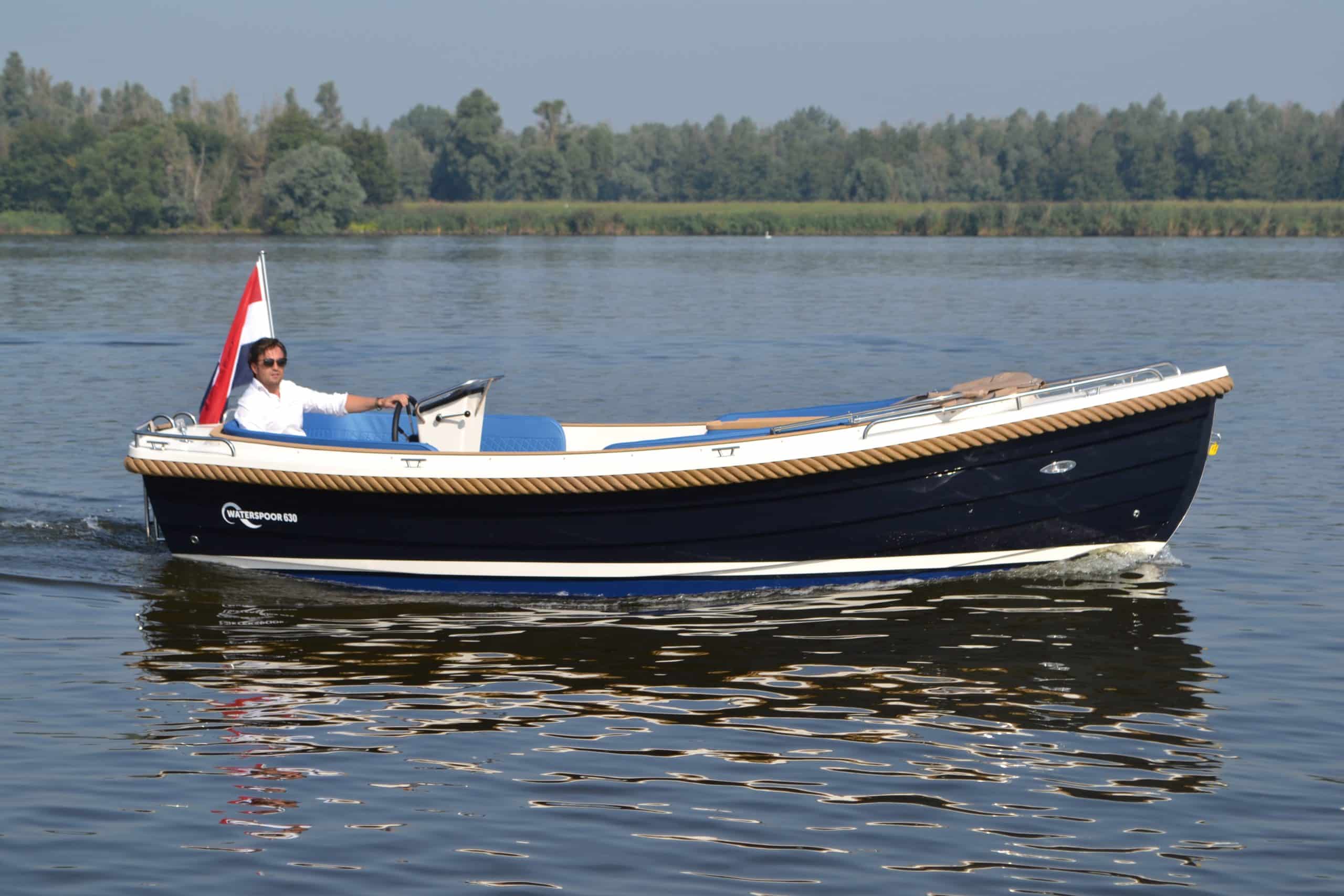 Vaartlander_Waterspoor-630-2 Zijkant van de Waterspoor 630 op open water met Nederlandse vlag.
