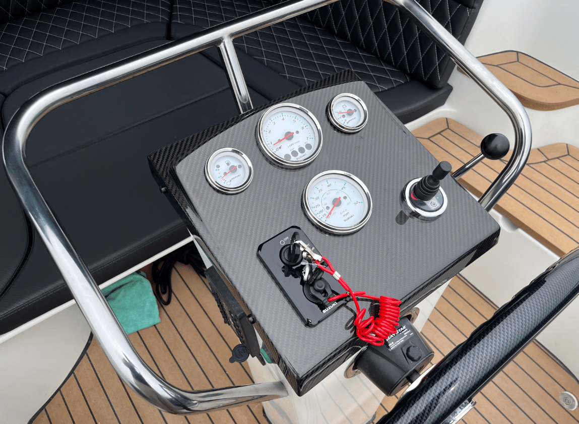 Vaartlander_Waterspoor 646 Outboard-3 Dashboard van de Waterspoor 646 Outboard met meters en schakelaars.