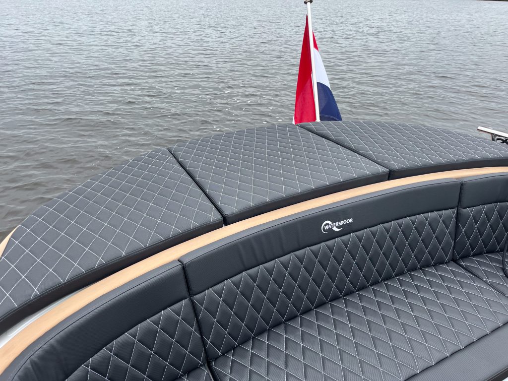 Vaartlander_Waterspoor-646-Outboard-5 Achterzijde van de Waterspoor 646 Outboard met vlag en zonnedek.