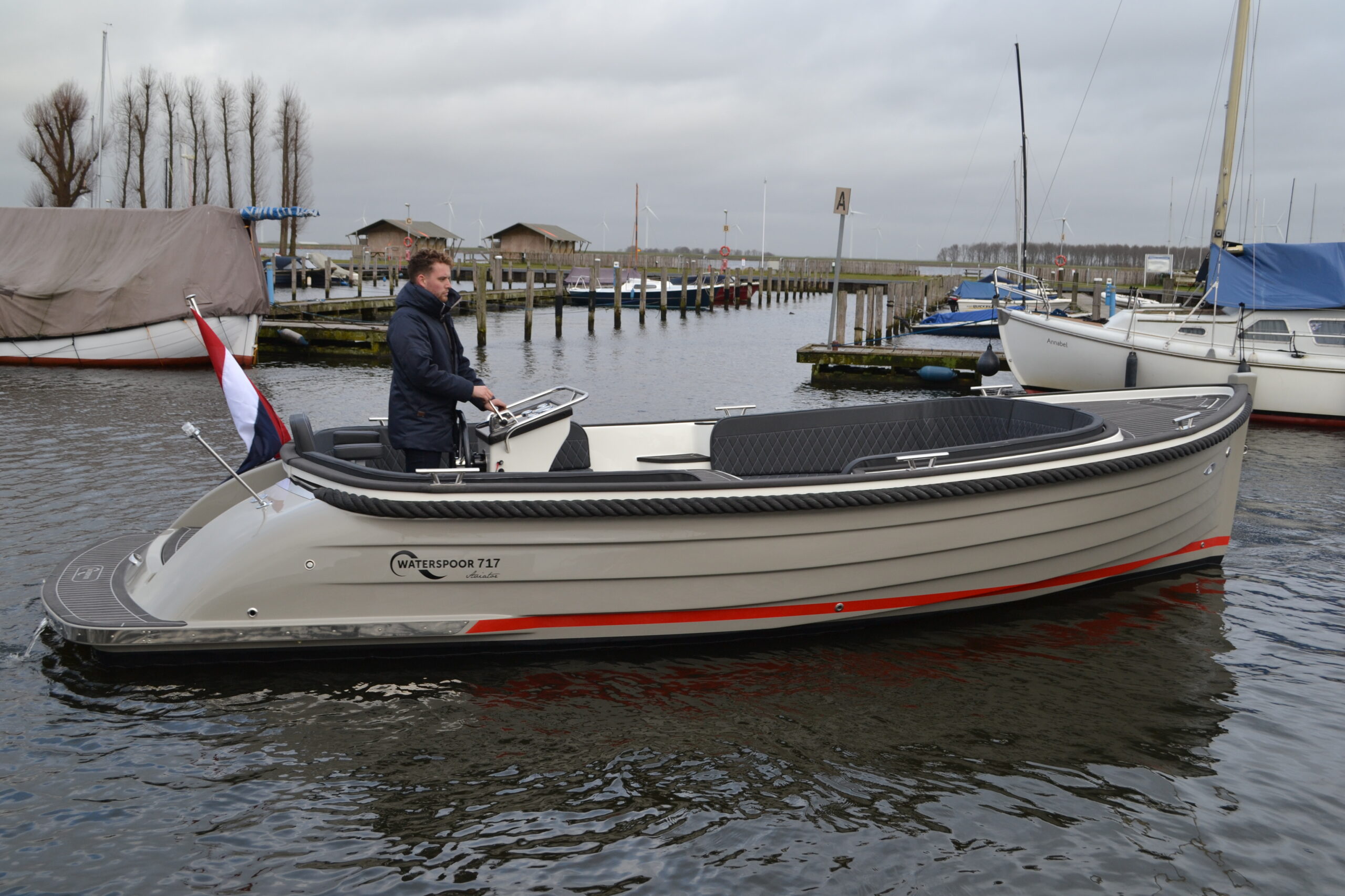 Vaartlander_Waterspoor-717-Aviator-7 Zijaanzicht van de Waterspoor 717 Aviator varend met één persoon aan boord.