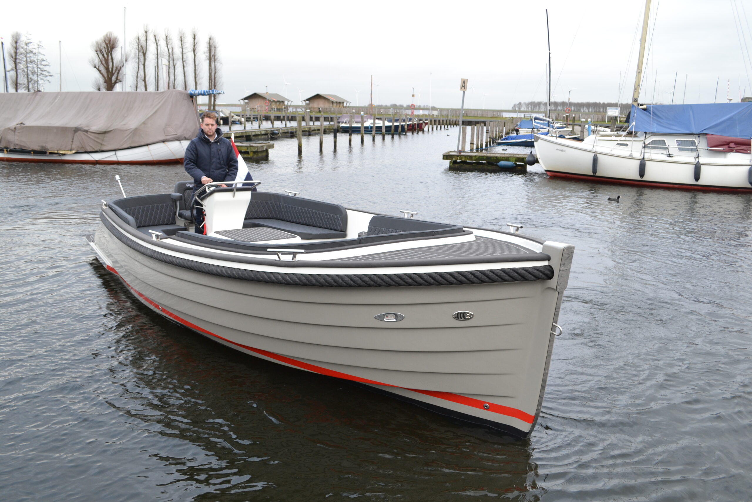 Vaartlander_Waterspoor-717-Aviator-2 Bestuurder aan het roer van de Waterspoor 717 Aviator in de haven.