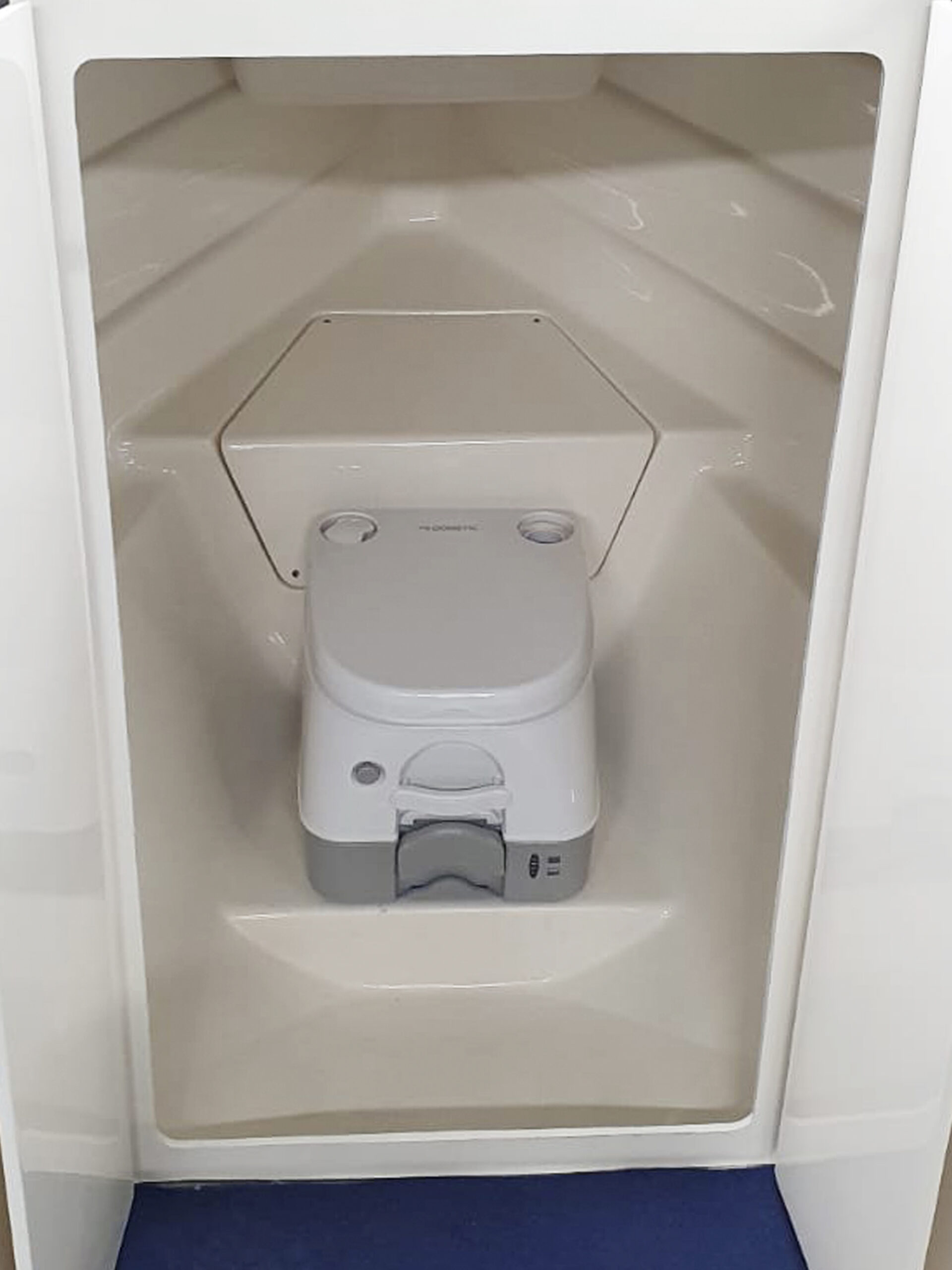 Vaartlander_Waterspoor-717-Aviator-8 Compact toilet in de Waterspoor 717 Aviator met witte afwerking.