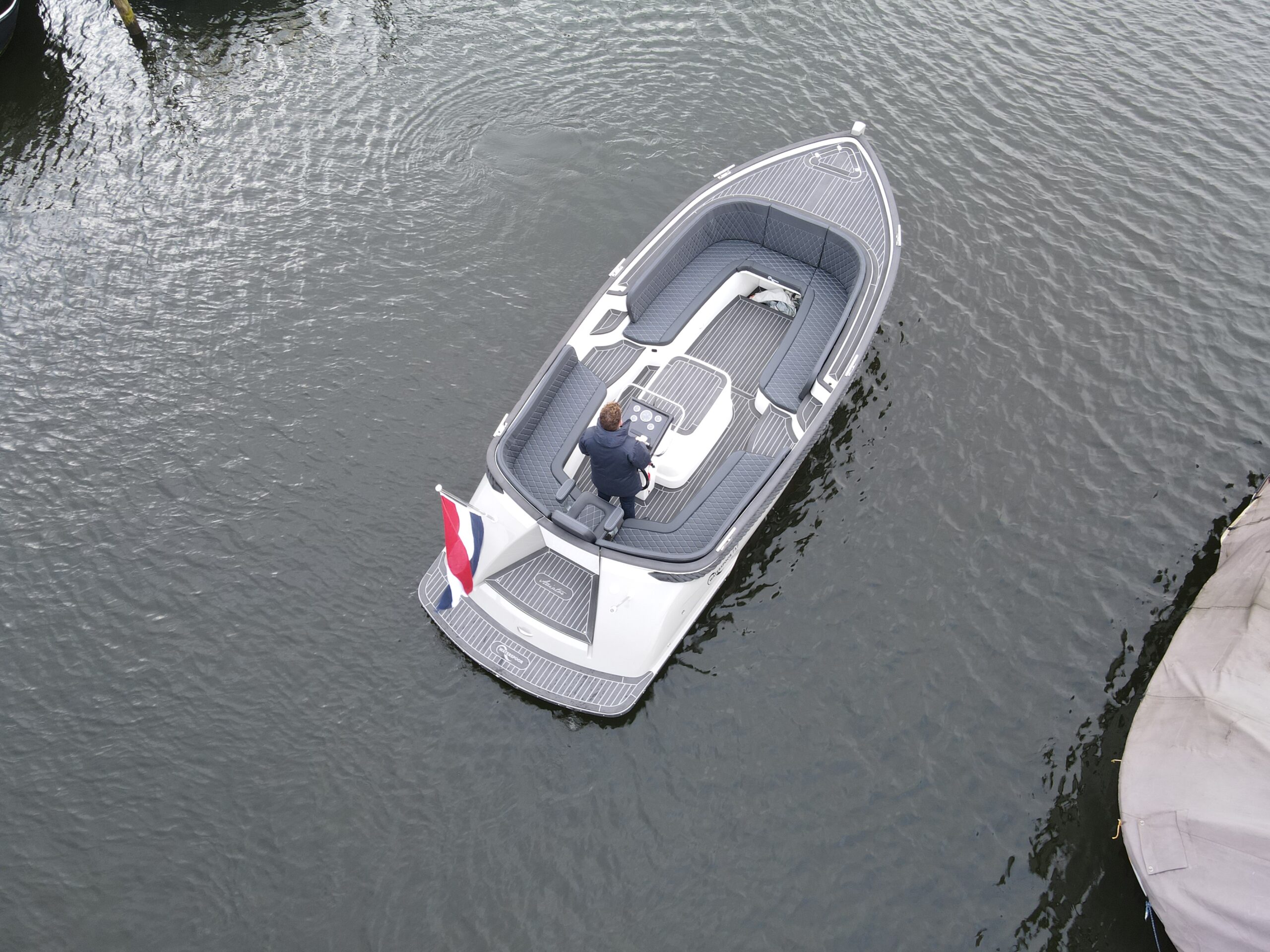 Vaartlander_Waterspoor-717-Aviator-14 Waterspoor 717 Aviator varend op kalm water met vlag zichtbaar.
