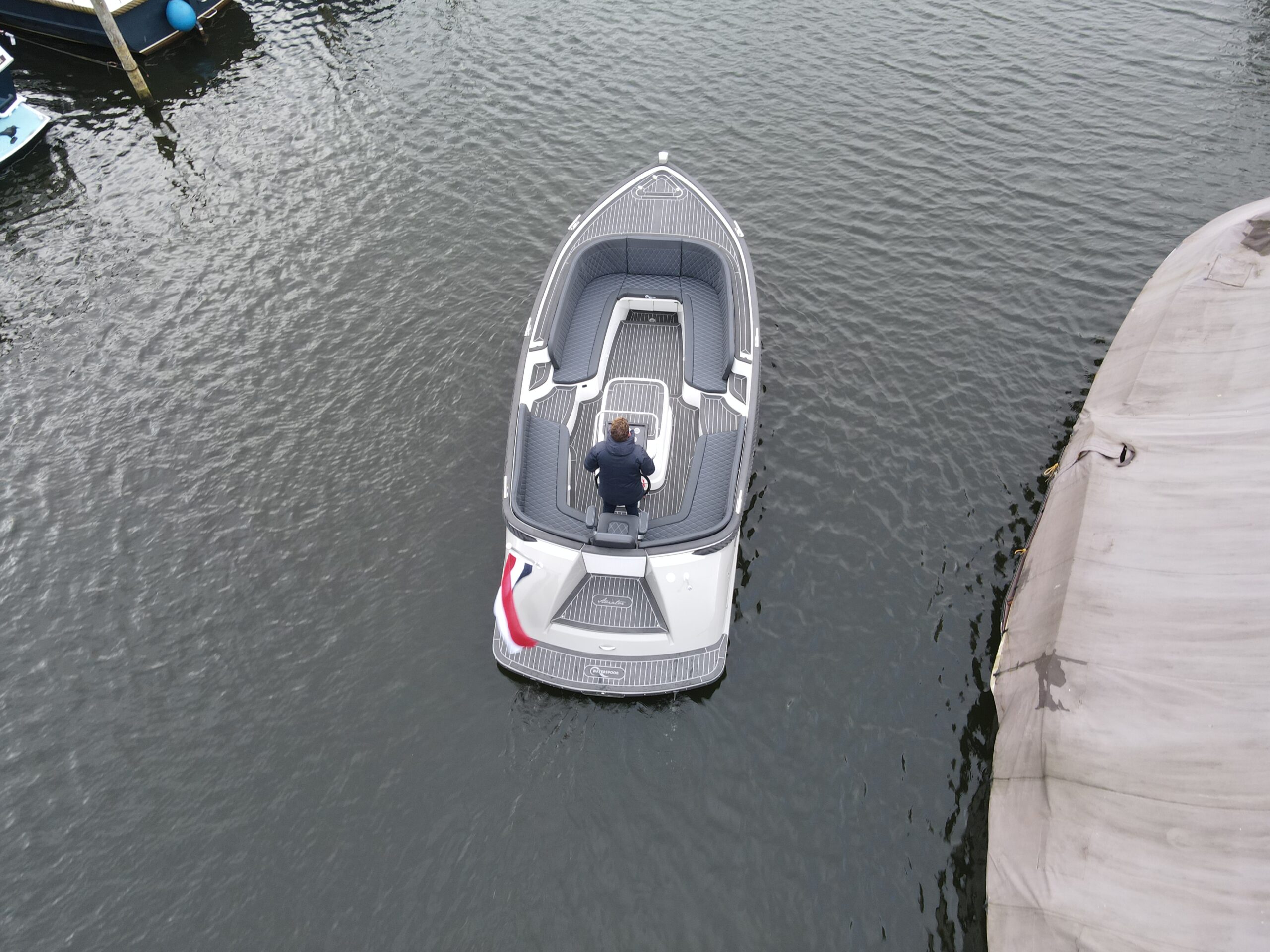 Vaartlander_Waterspoor-717-Aviator-4 Bovenaanzicht van de Waterspoor 717 Aviator varend door de haven.