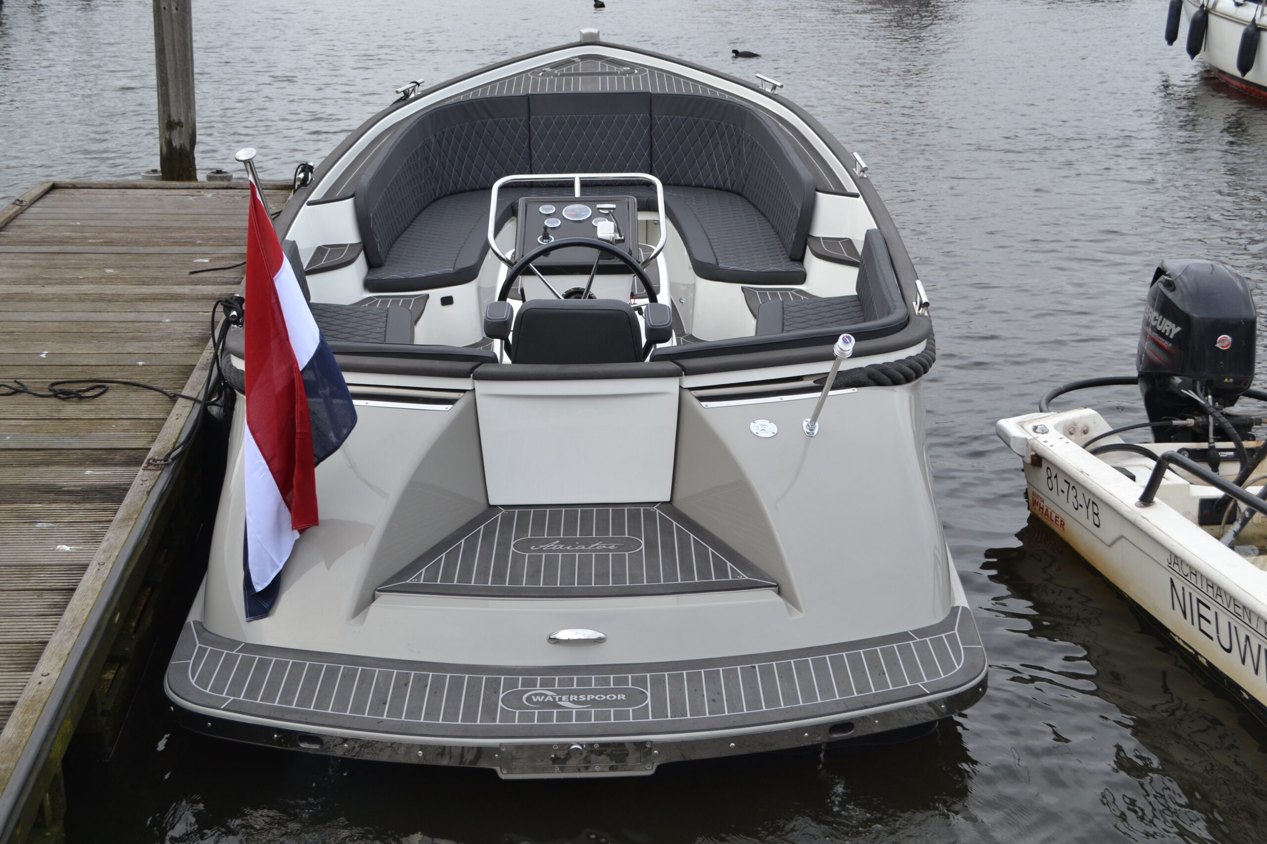 Vaartlander_Waterspoor-717-Aviator-13 Achterzijde van de Waterspoor 717 Aviator met vlag en zwemplateau.