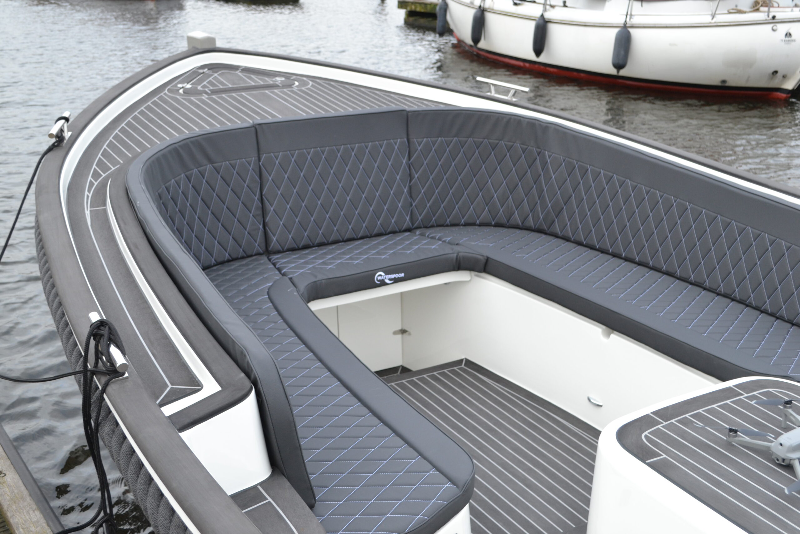 Vaartlander_Waterspoor-717-Aviator-5 Voordek van de Waterspoor 717 Aviator met ruime zithoek en teakhouten vloer.