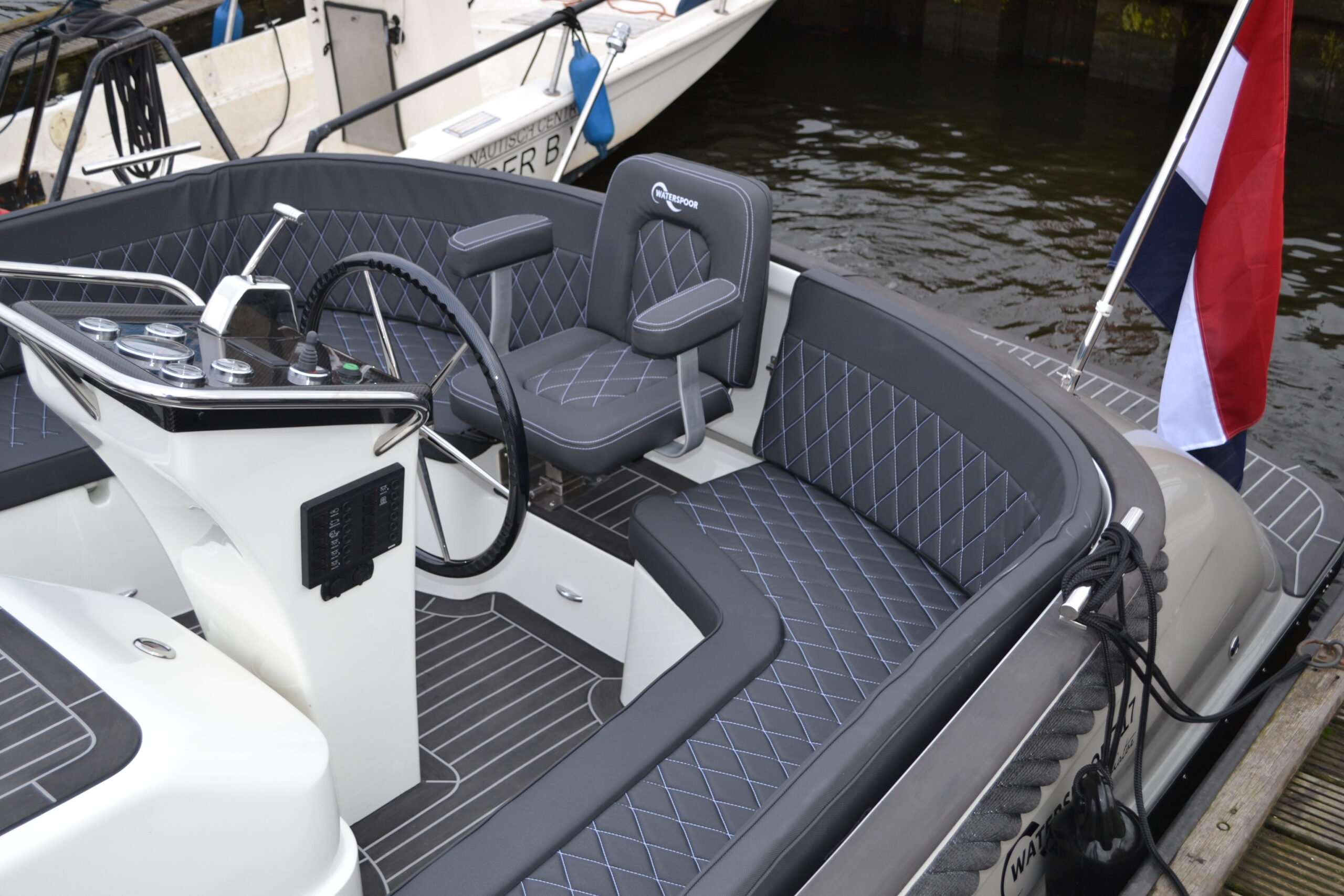 Vaartlander_Waterspoor-717-Aviator-3 Stuurpositie en zitgedeelte van de Waterspoor 717 Aviator met grijze bekleding.