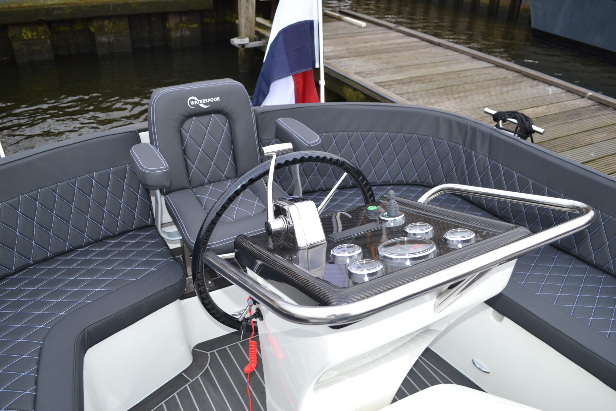 Vaartlander_Waterspoor-717-Aviator-12 Stuurpositie van de Waterspoor 717 Aviator met meters en schakelaars.