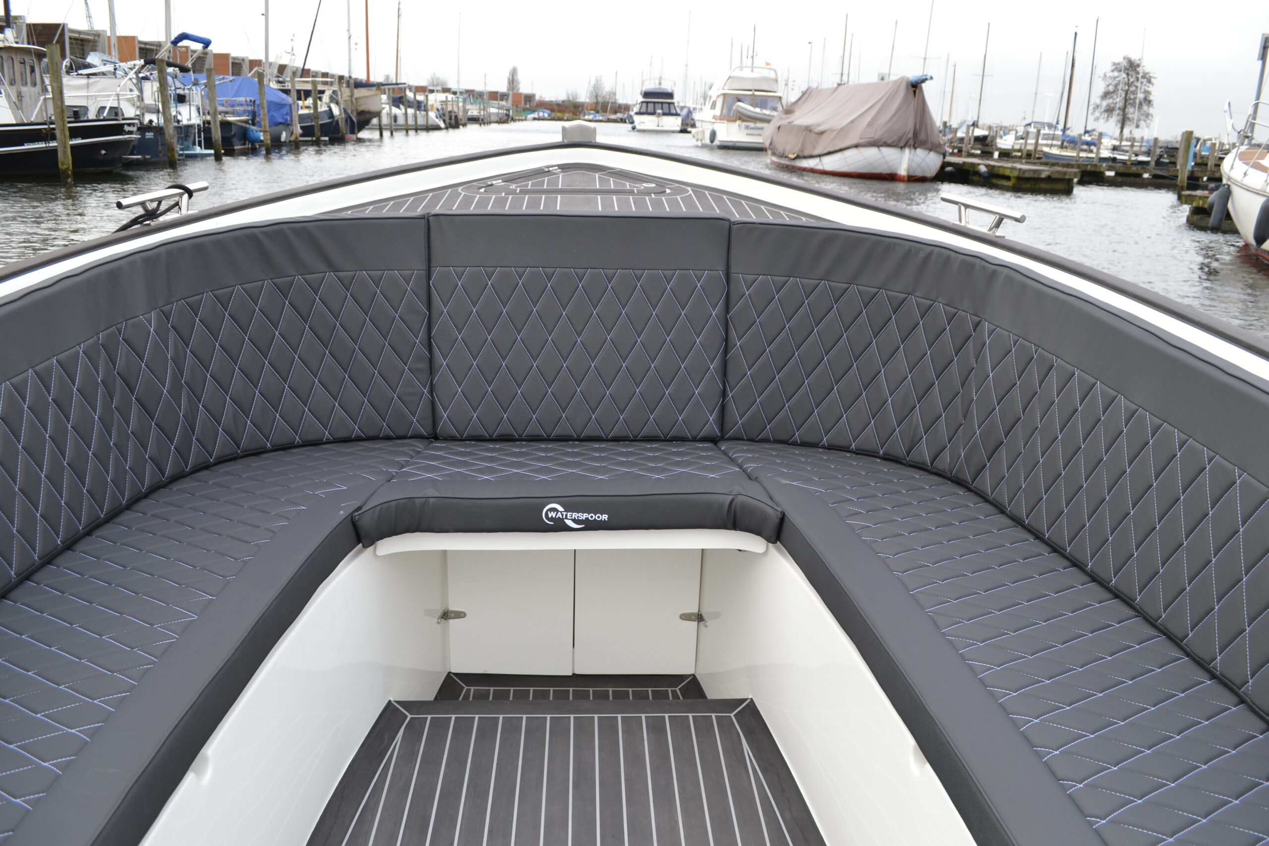 Vaartlander_Waterspoor-717-Aviator-11 Voorste zithoek van de Waterspoor 717 Aviator met grijze kussens.