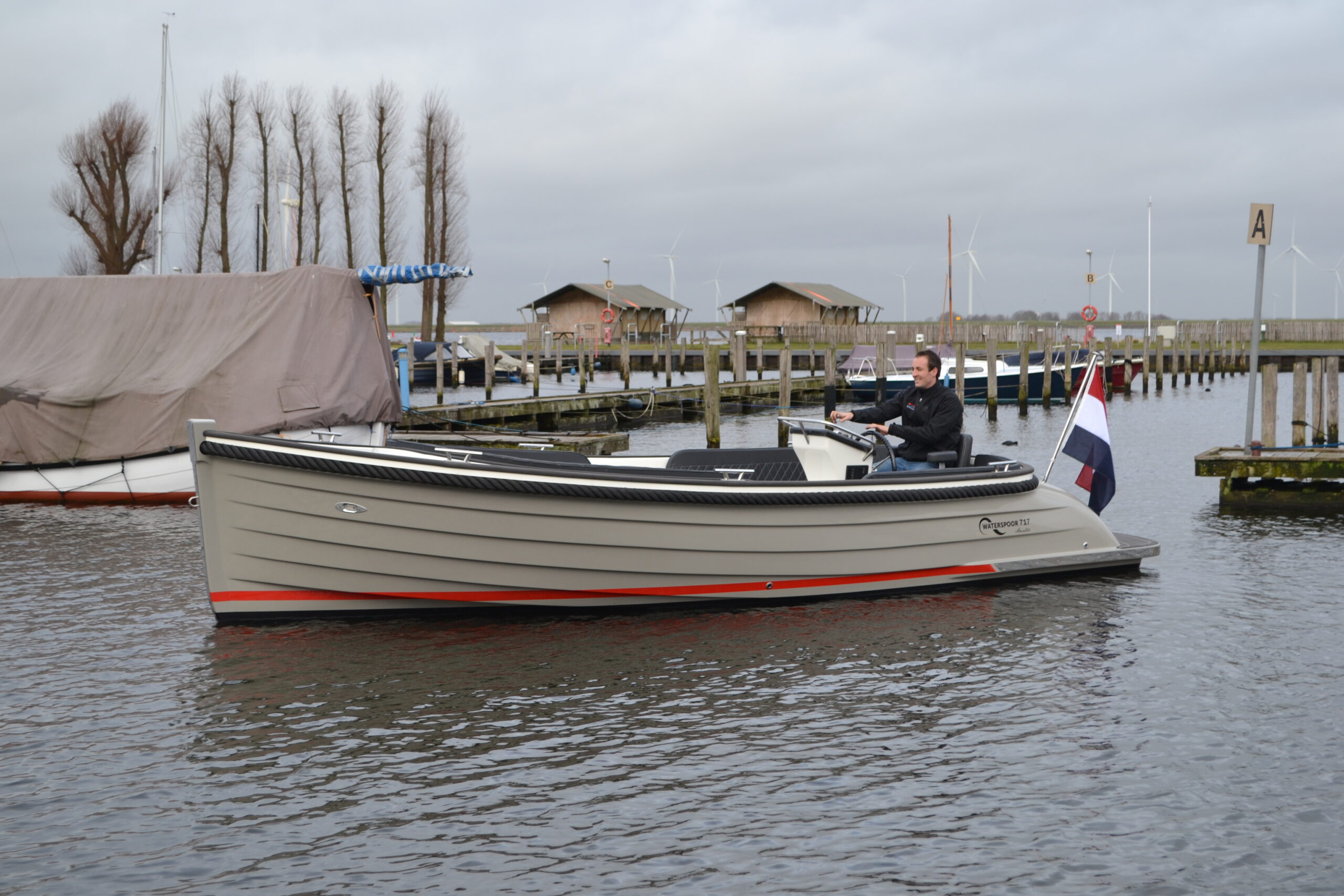 Vaartlander_Waterspoor-717-Aviator-10 Waterspoor 717 Aviator aangemeerd met rode waterlijn en grijze romp.