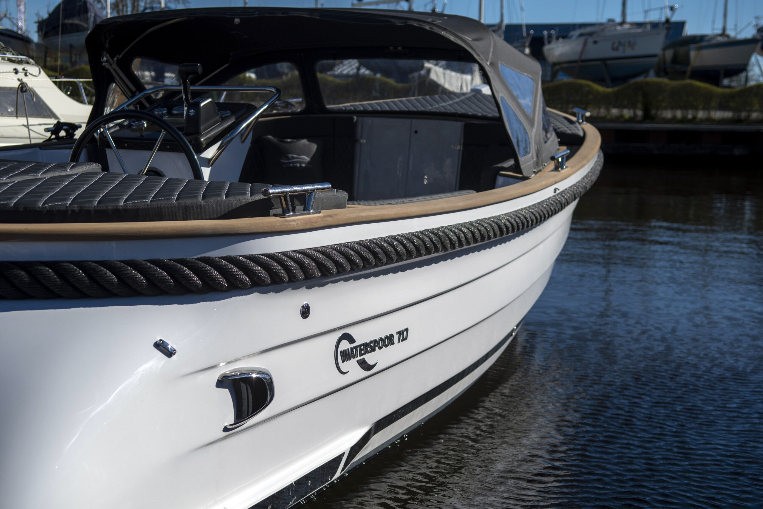 Vaartlander_Waterspoor-717-Outboard-5 Zijkant van de Waterspoor 717 Outboard met zwart koord en logo.