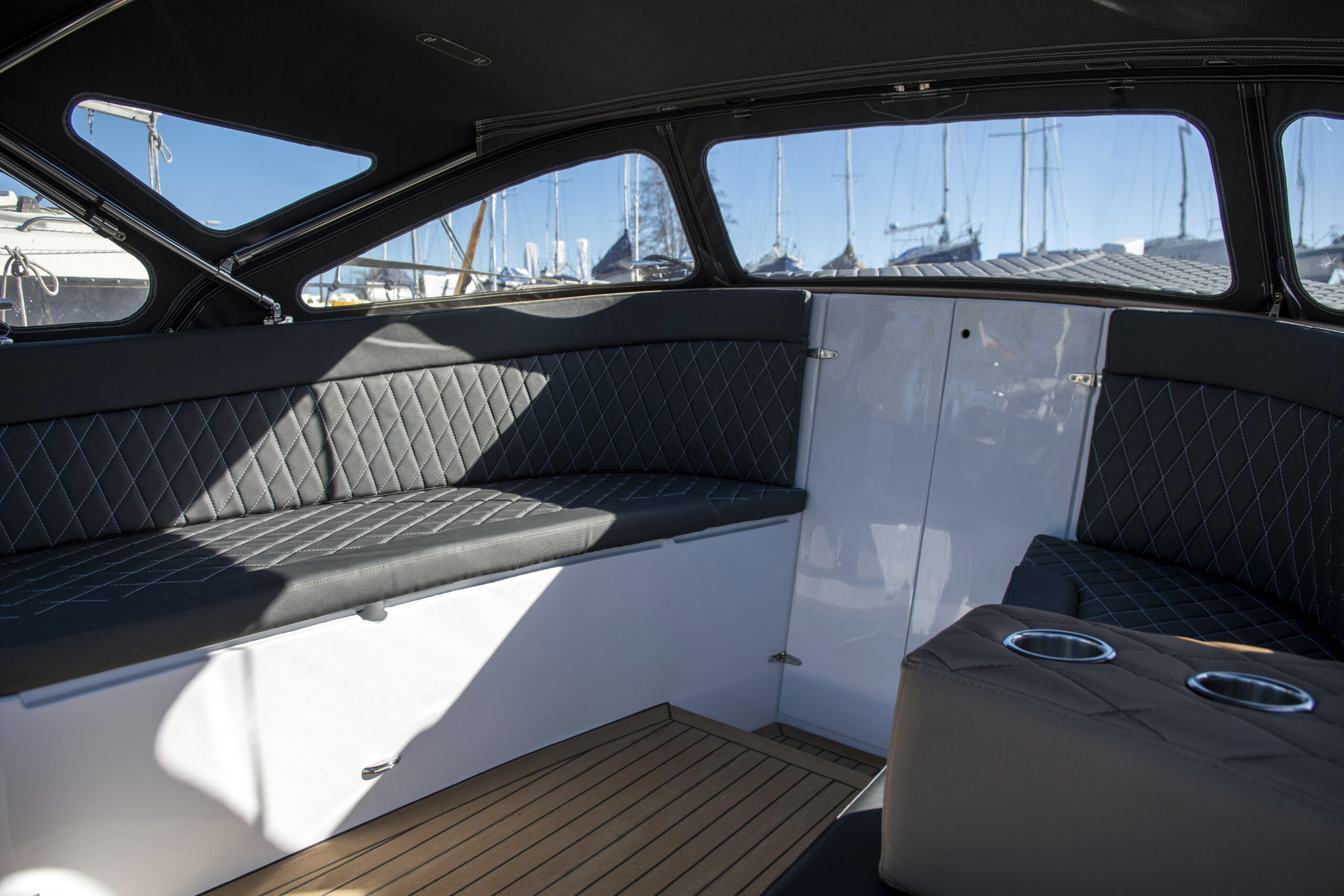 Vaartlander_Waterspoor-717-Outboard-15 Zijkant van de cabine van de Waterspoor 717 Outboard met grijze bekleding.