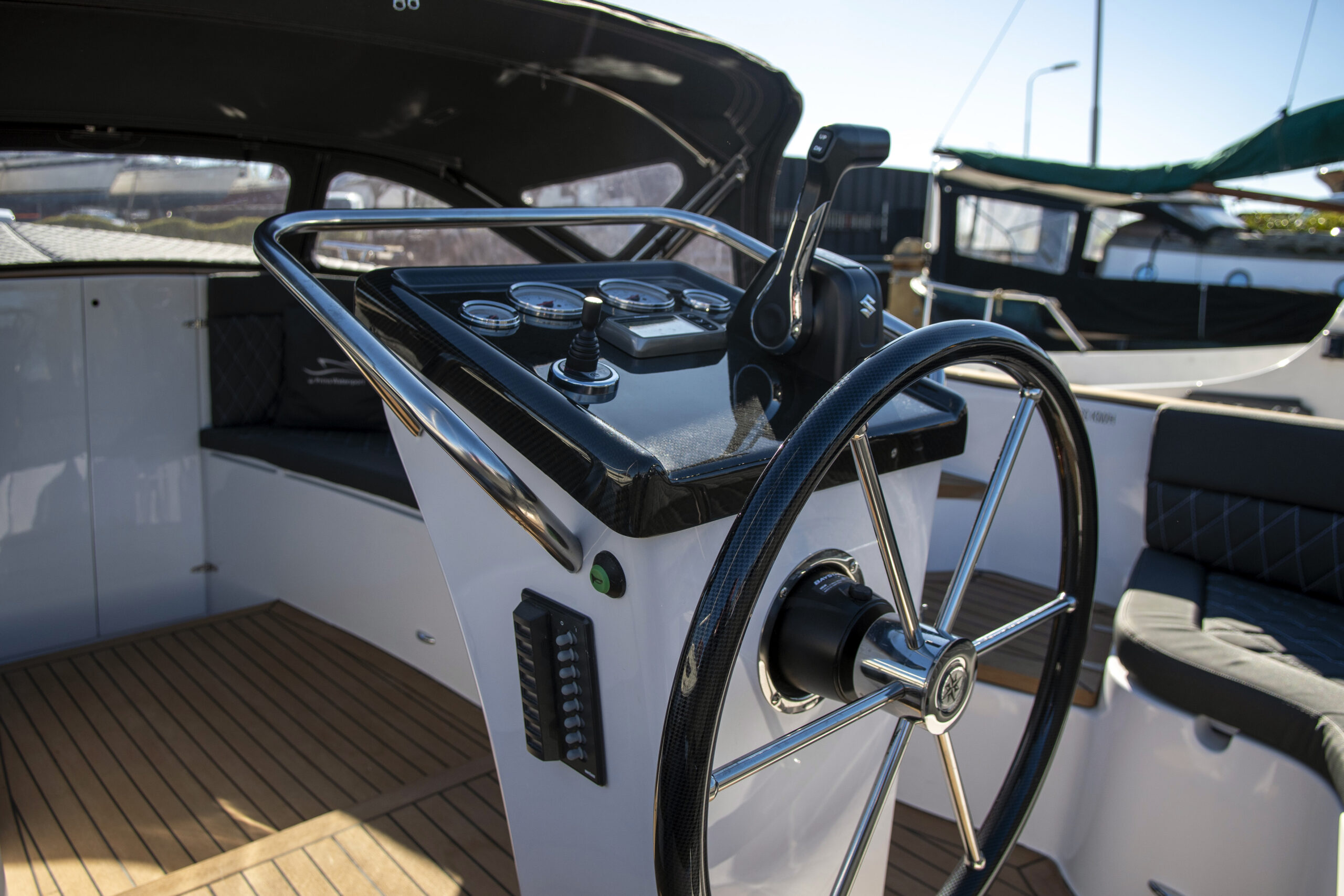 Vaartlander_Waterspoor-717-Outboard-2 Detail van stuurwiel en dashboard van de Waterspoor 717 Outboard.