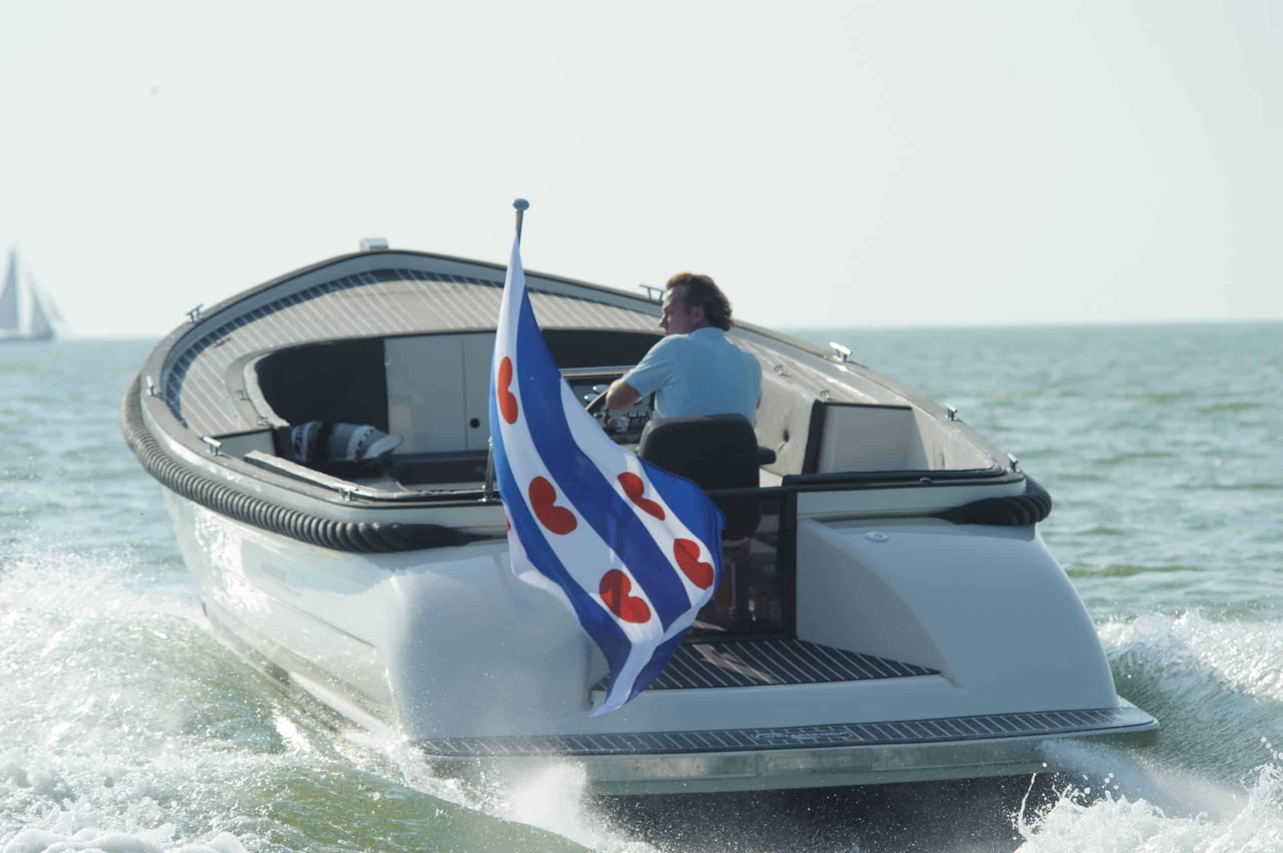 Vaartlander_Waterspoor-777-Aviator-10 Waterspoor 777 Aviator in volle vaart met Friese vlag op de spiegel.