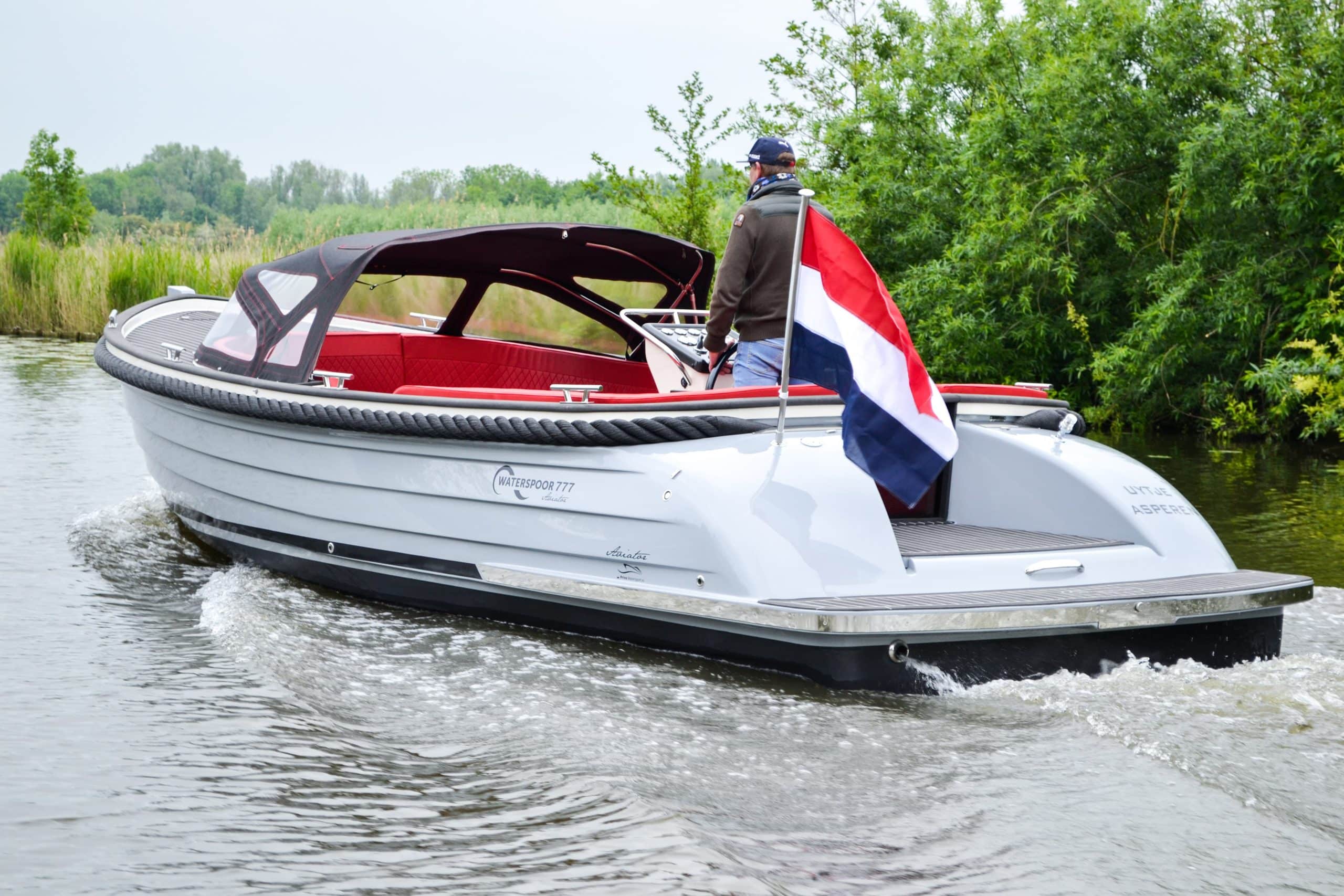 Vaartlander_Waterspoor-777-Aviator-7 Waterspoor 777 Aviator met rode bekleding en vlag op de achterzijde.