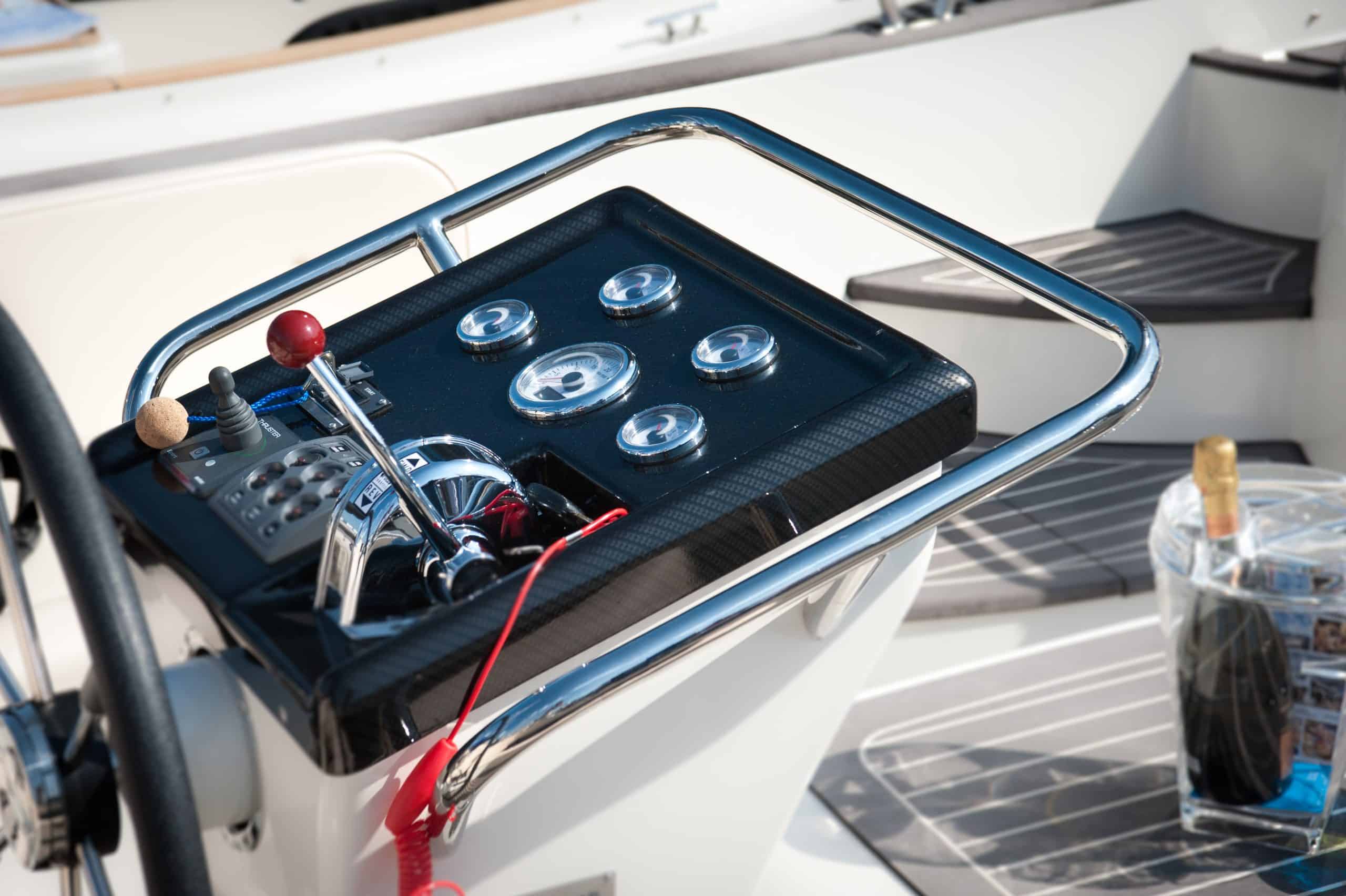 Vaartlander_Waterspoor-777-Aviator-6 Dashboard van de Waterspoor 777 Aviator met meters en schakelaars.