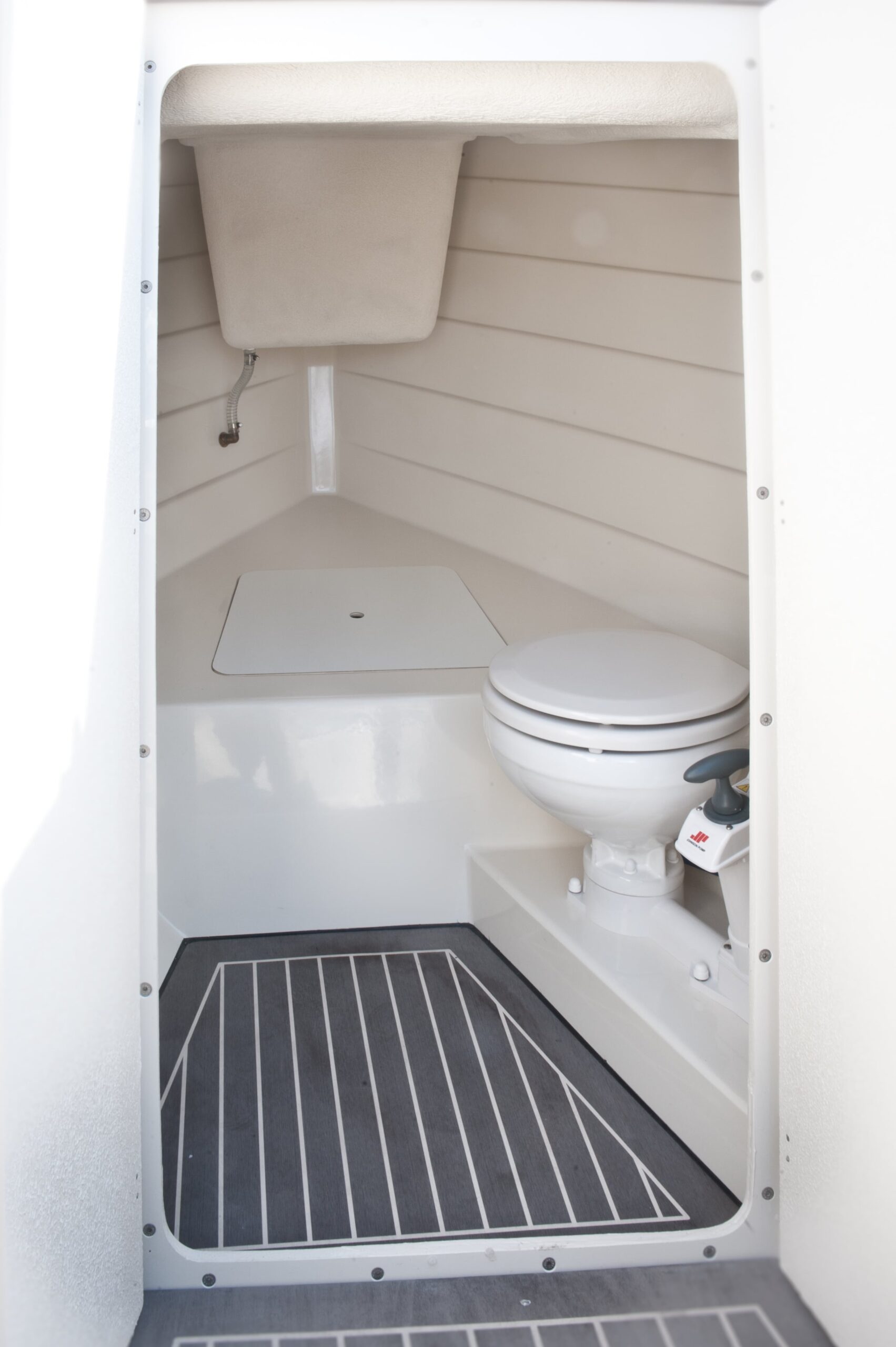 Vaartlander_Waterspoor-777-Aviator-5 Compact toilet in de Waterspoor 777 Aviator met teakhouten vloer.