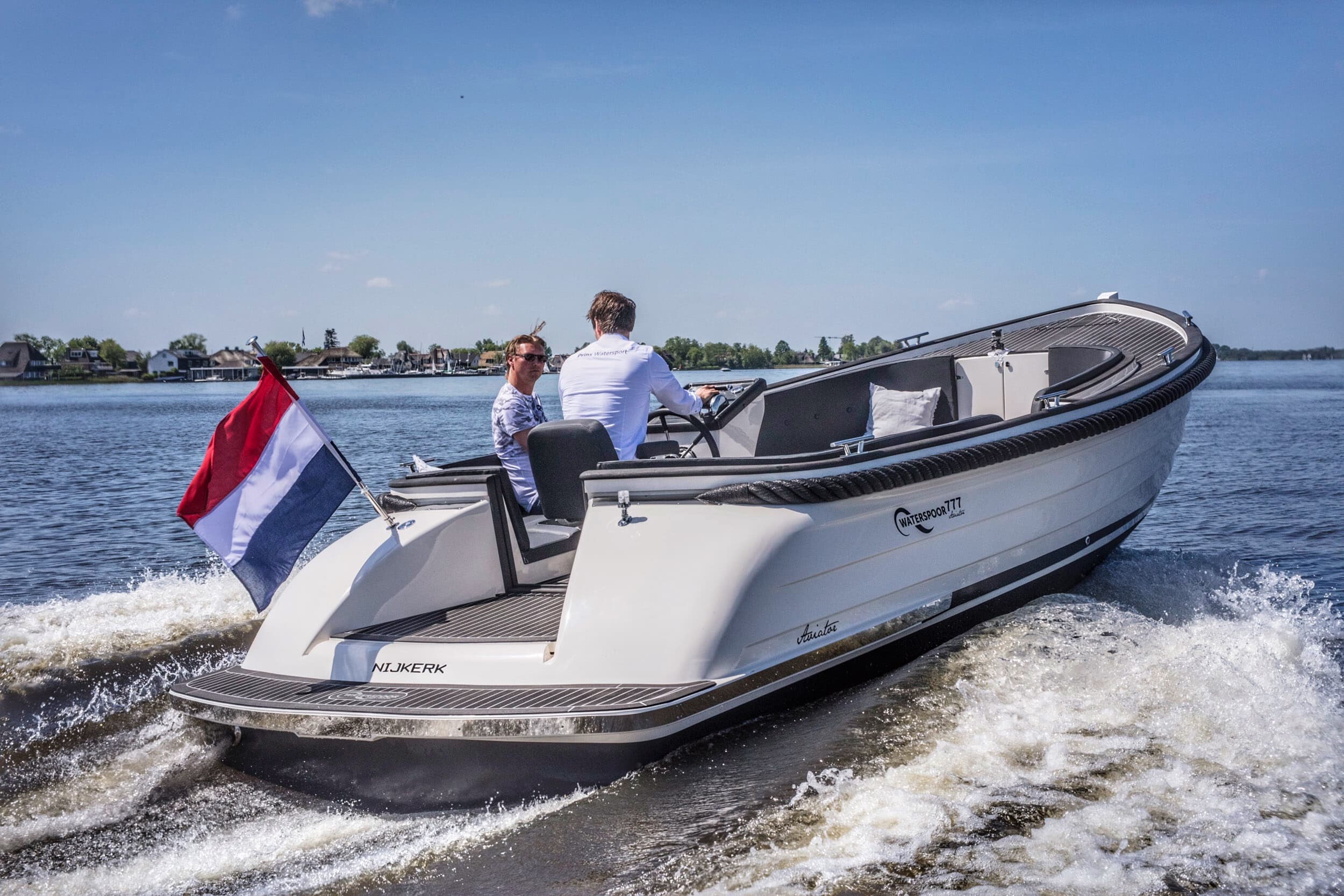 Vaartlander_Waterspoor-777-Aviator-1 Waterspoor 777 Aviator in volle vaart met vlag op de spiegel.