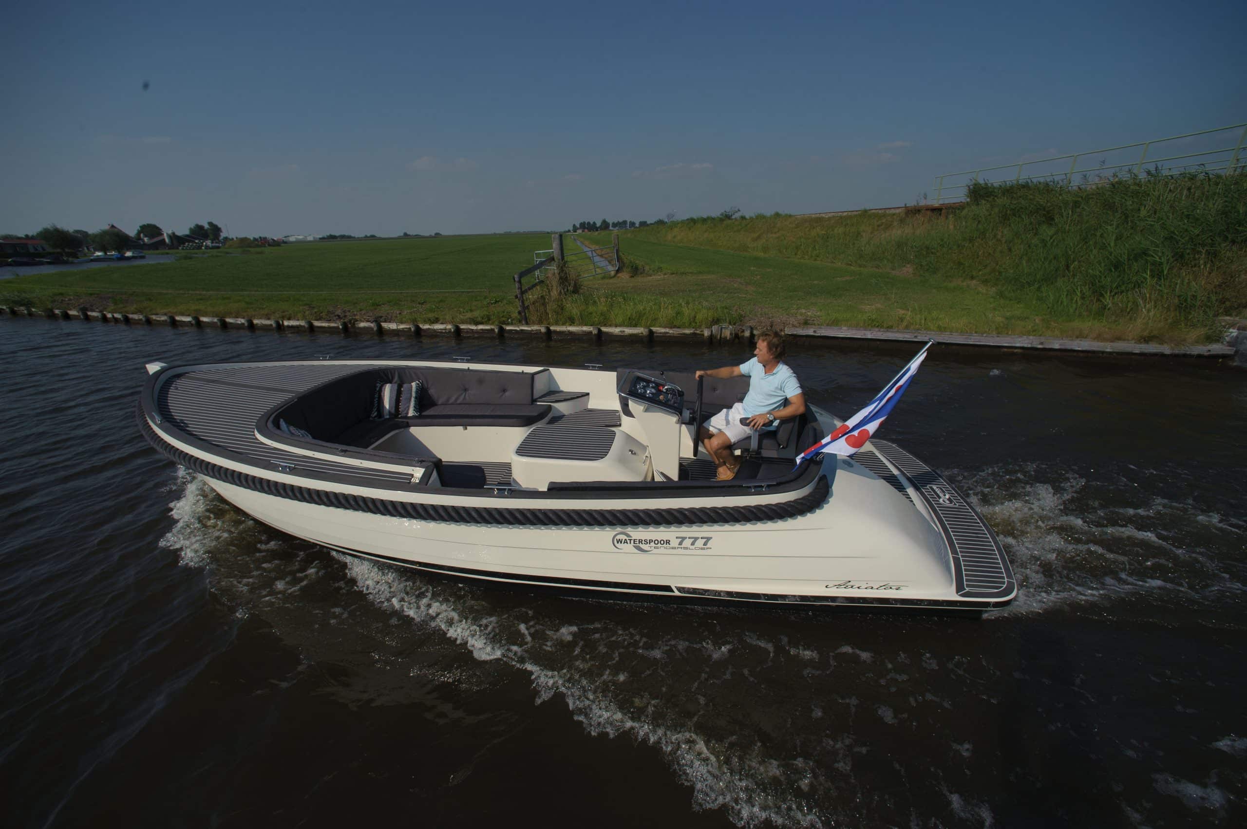Vaartlander_Waterspoor-777-Aviator-11 Waterspoor 777 Aviator varend op open water met twee personen aan boord.