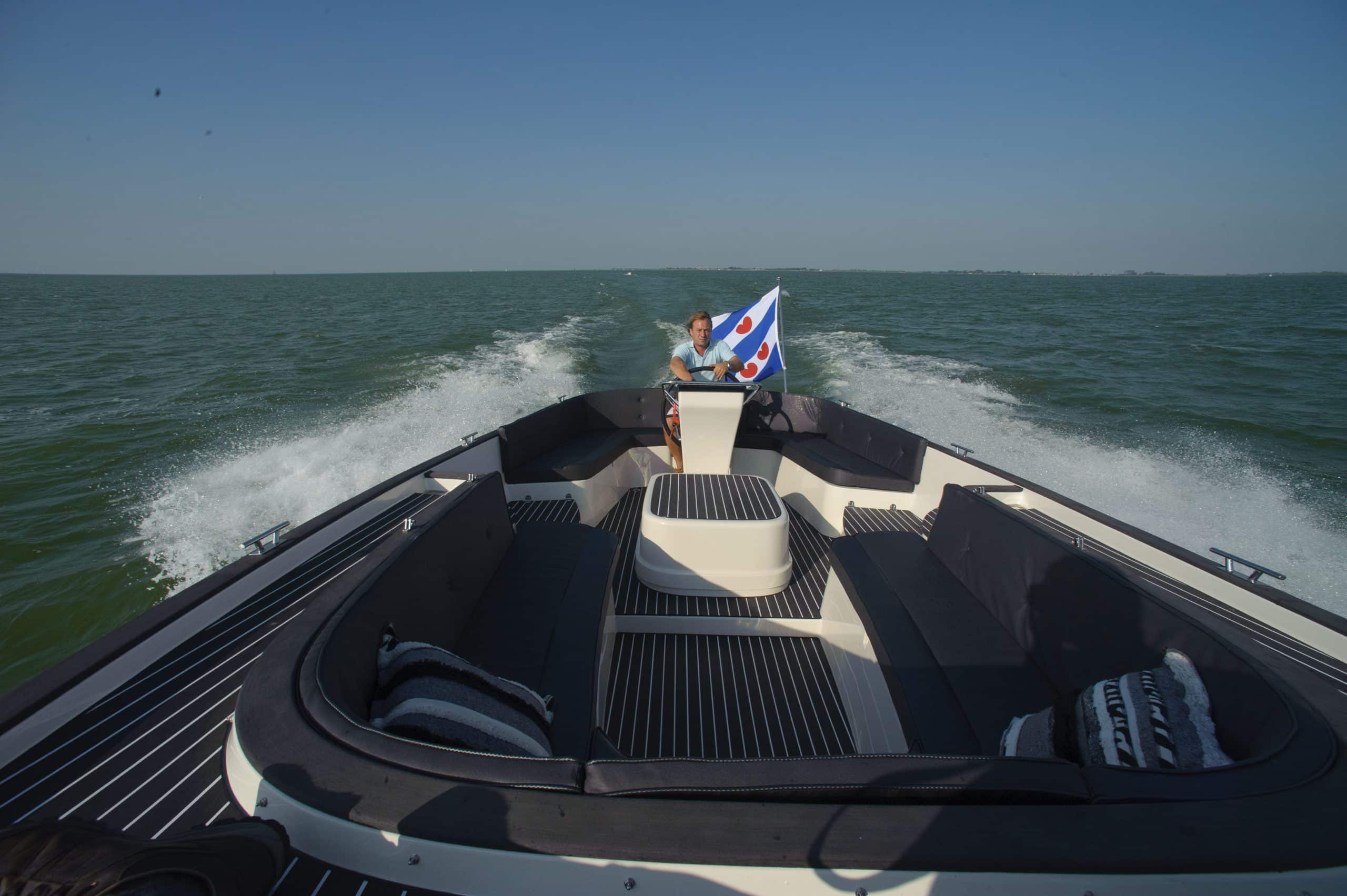 Vaartlander_Waterspoor-777-Aviator-14 Voorzijde van de Waterspoor 777 Aviator varend over open water.