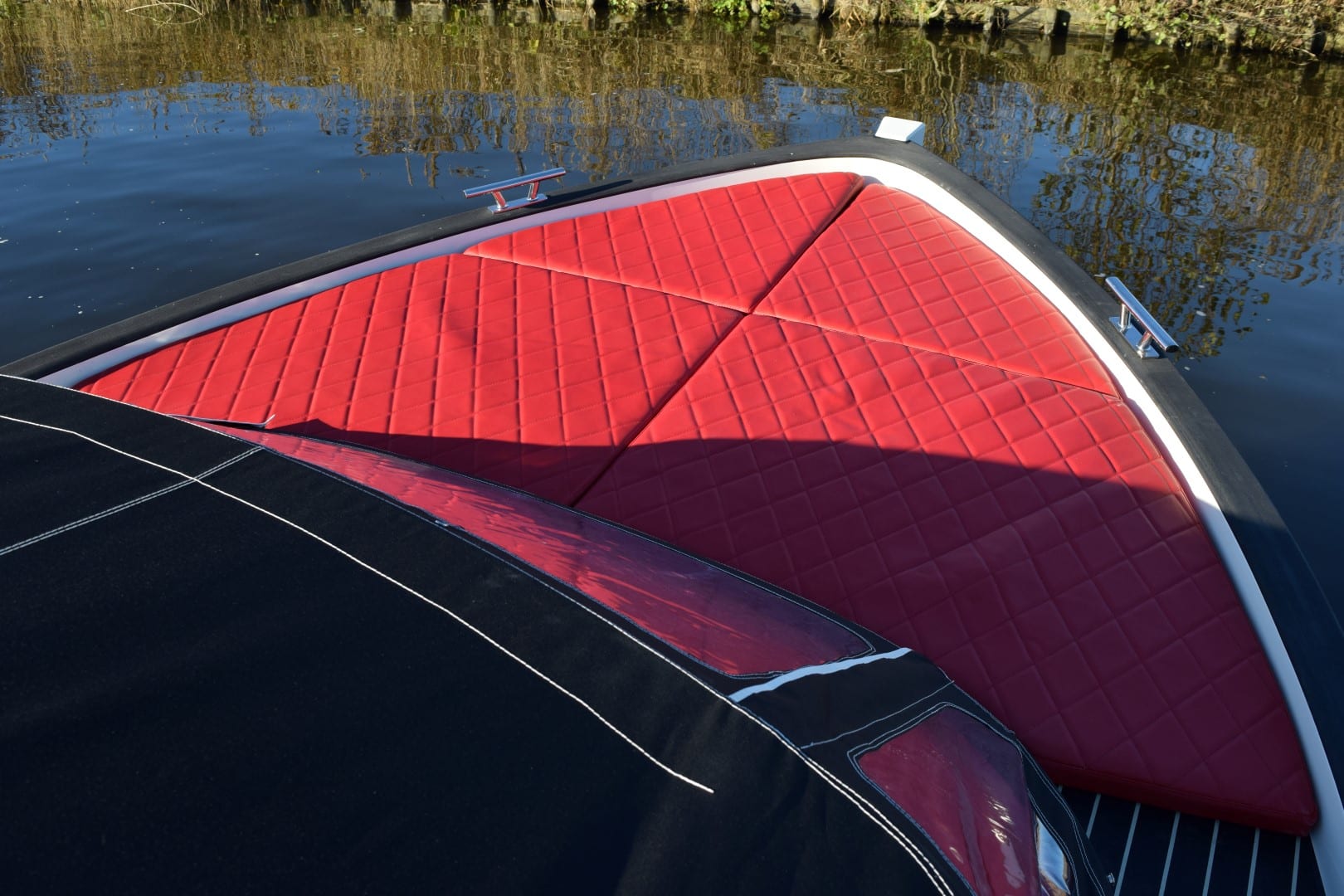 Vaartlander_Waterspoor-777-Aviator-9 Close-up van het voordek met rode bekleding en stiknaden.