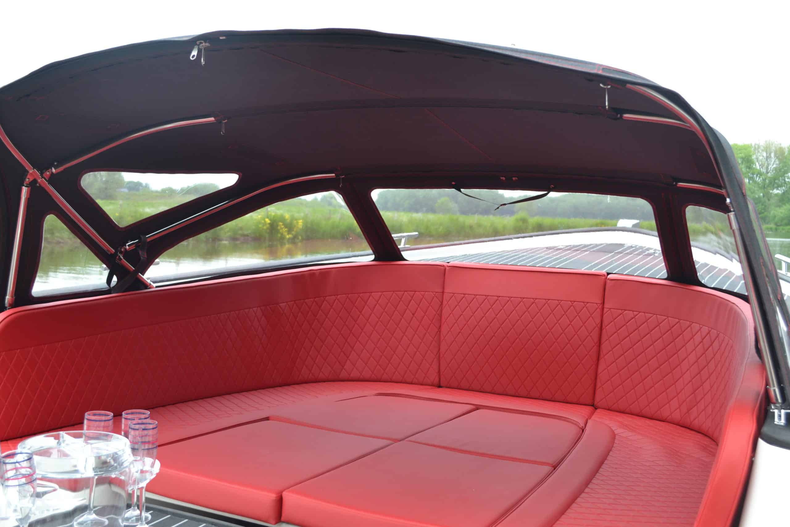 Vaartlander_Waterspoor-777-Aviator-8 Rood interieur van de Waterspoor 777 Aviator met zonnedek en open kap.