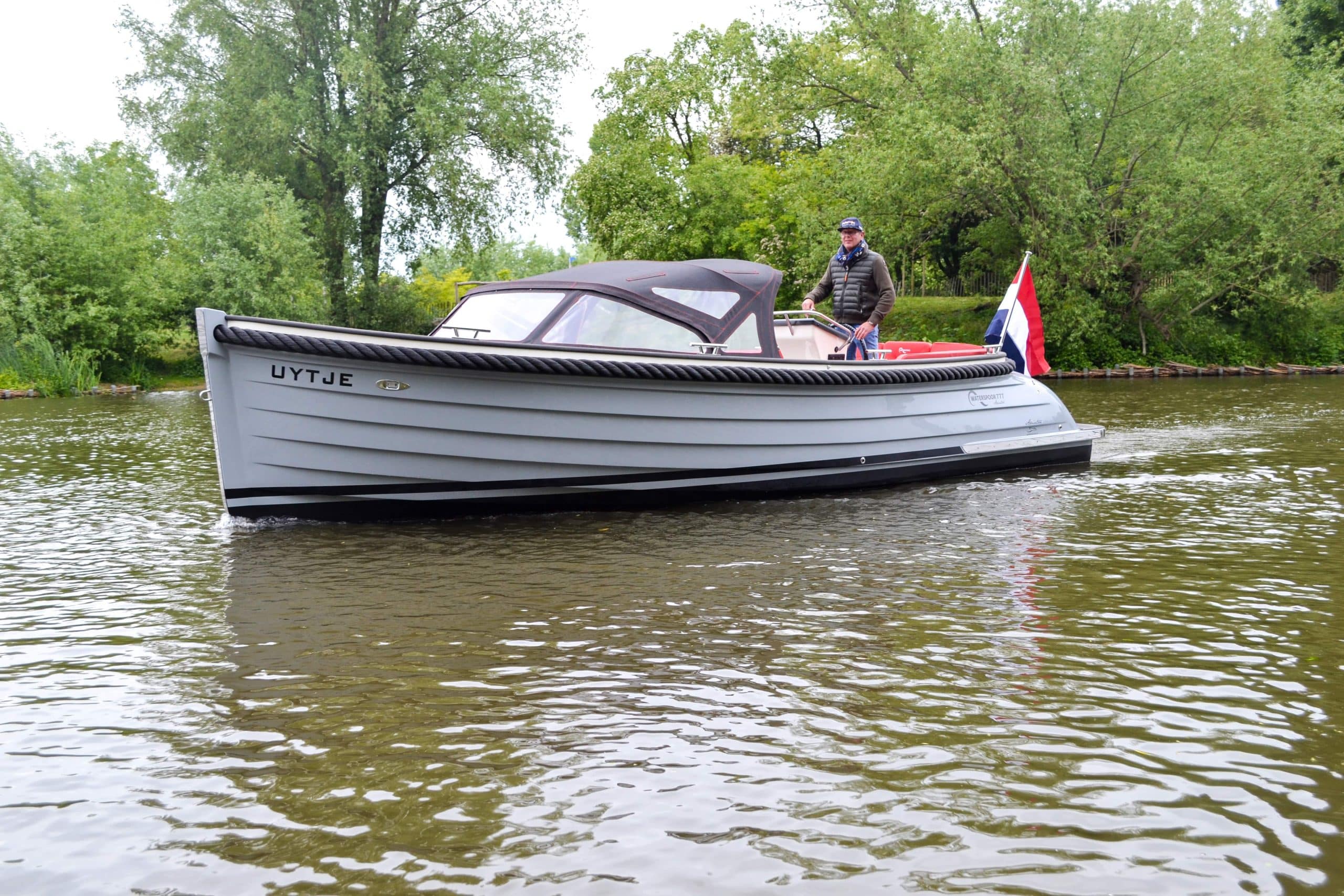 Vaartlander_Waterspoor-777-Aviator-2 Zijaanzicht van de Waterspoor 777 Aviator varend op binnenwater.