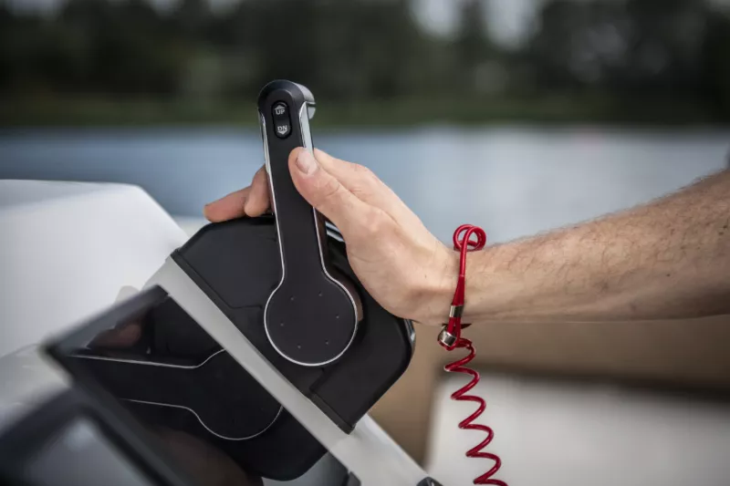 Vaarbewijs_2 Meneer met vaarbewijs die gas geeft in een boot