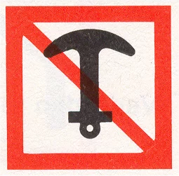 Verkeersbord A.6 voor de scheepvaart dat ankeren of slepen van ankers of kabels verbiedt