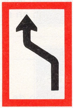 Verkeersbord B.2a voor de scheepvaart dat verplicht naar bakboordzijde varen aangeeft