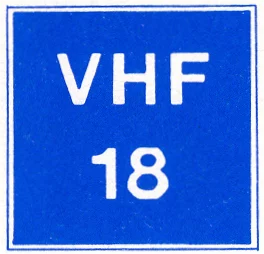 Verkeersbord E.23 voor de scheepvaart dat een marifoonkanaal voor nautische informatie aanduidt