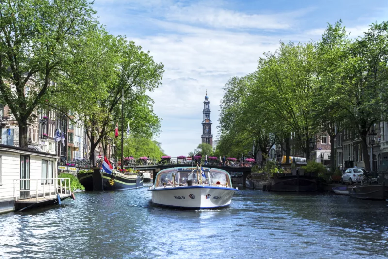 Bootje die door amsterdam vaart