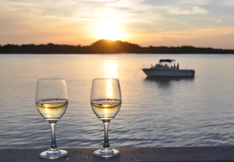 Alcohol-op-water-2 2 glazen alcohol met uitzicht op boot