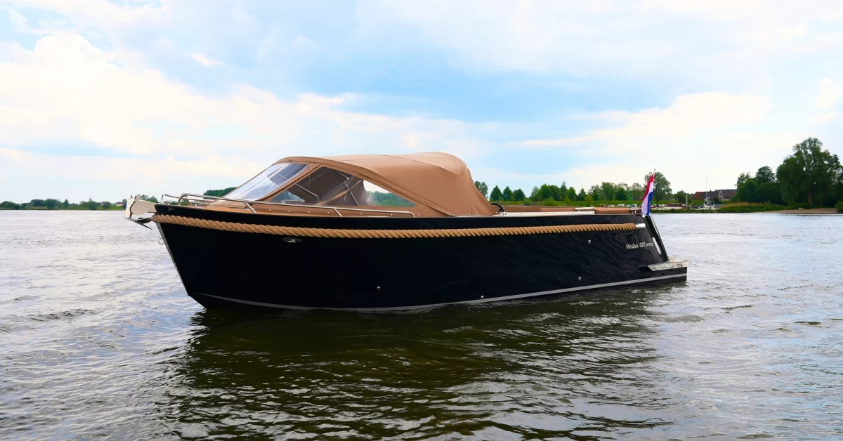 Maxima tender sloep met sportief design en comfortabele zitplaatsen op Nederlands vaarwater