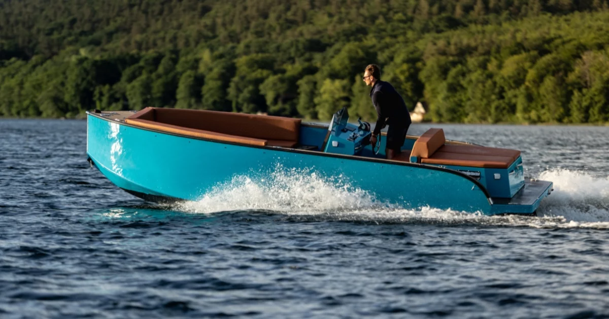Futuro tender sloep met strak modern ontwerp, varend op binnenwater in Nederland