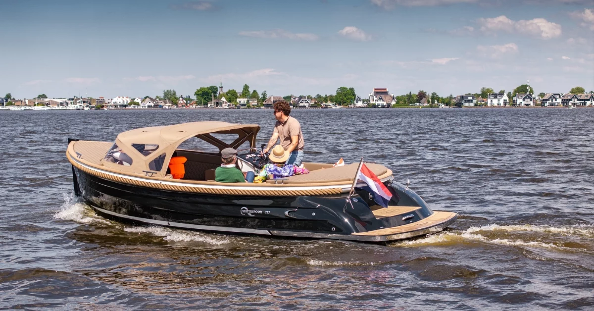 Waterspoor sloep met veel zitruimte en luxe afwerking tijdens comfortabele vaart