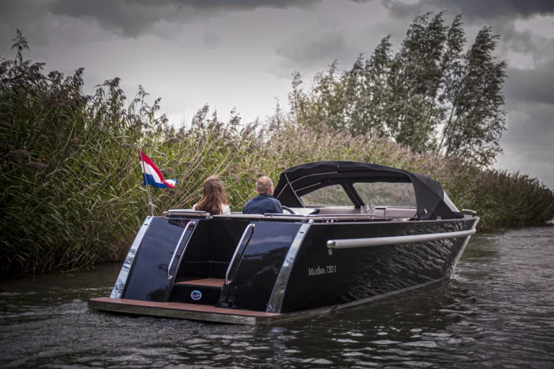 Sloep met inboard motor, motor onzichtbaar in de boot