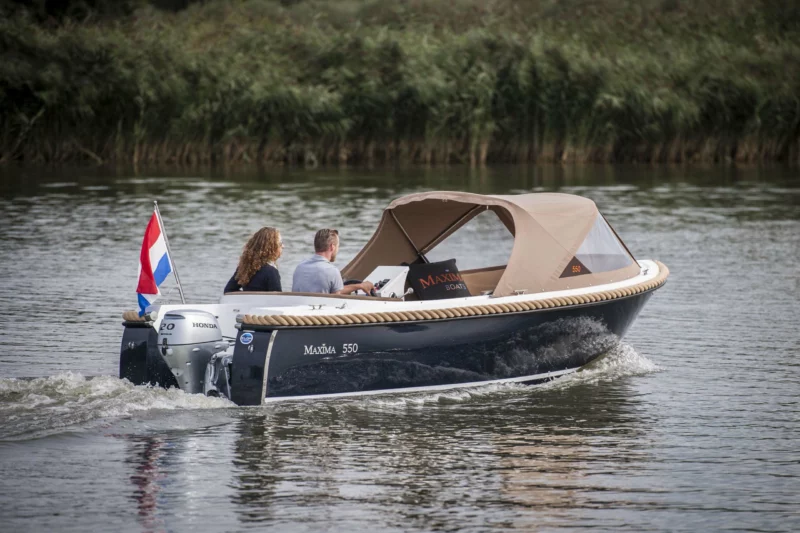 Sloep met buitenboordmotor, zichtbaar achterop de boot