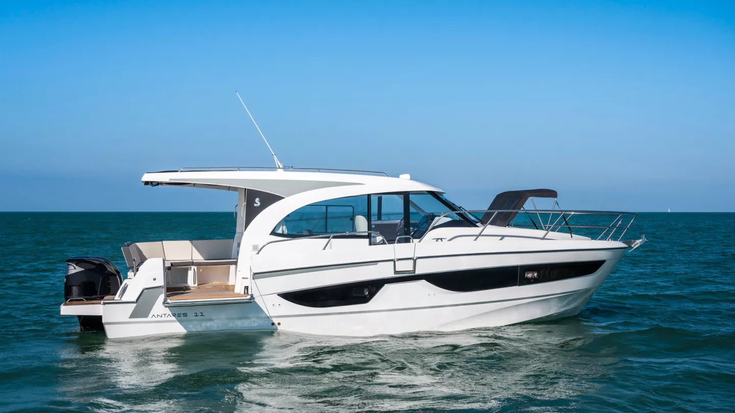 Vaartlander_BeneteauAntares11Coupe-9 Beneteau Antares 11 coupe varend op het waren met zijaanzicht