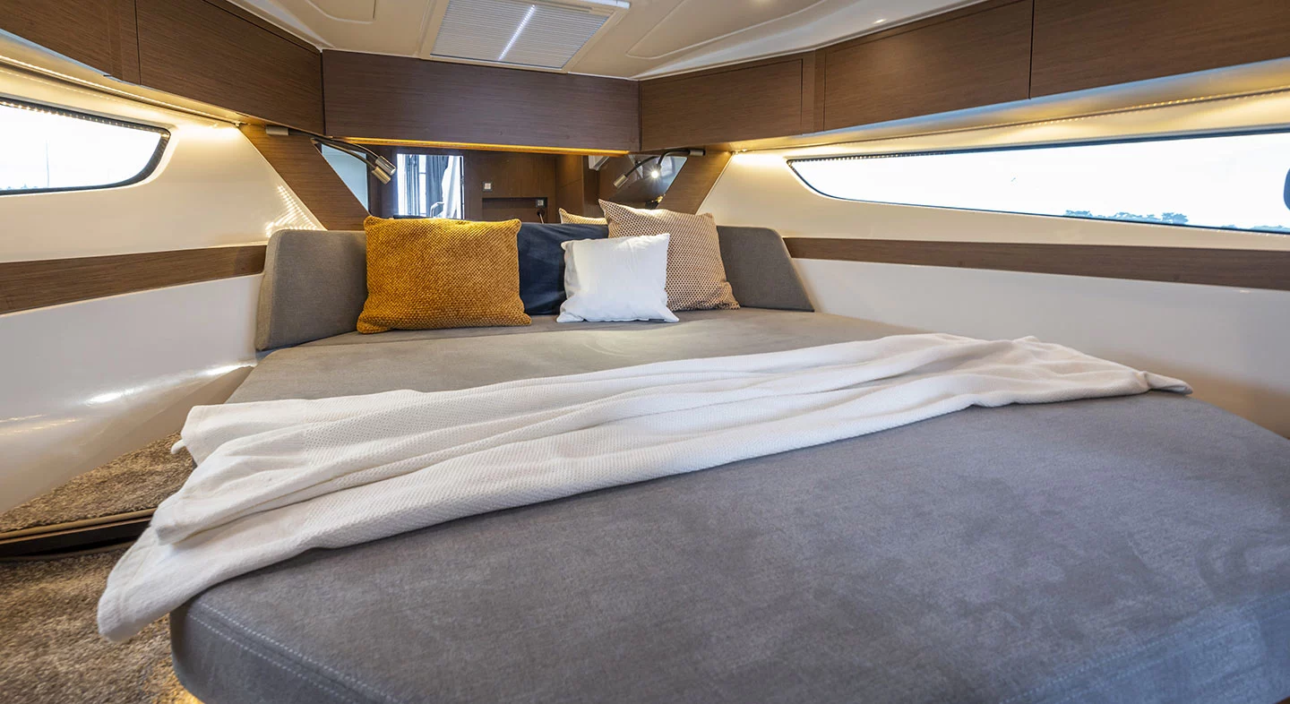 Vaartlander_BeneteauAntares11Fly-2 Slaapruimte in cabine van Beneteau Antares 11 Fly
