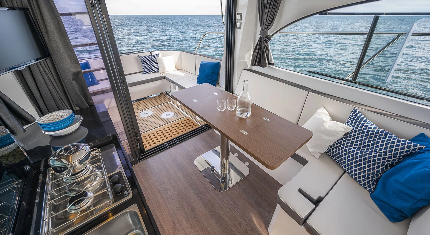 Vaartlander_BeneteauAntares11Fly-3 Eettafel en zithoek in kajuit van Beneteau Antares 11 Fly