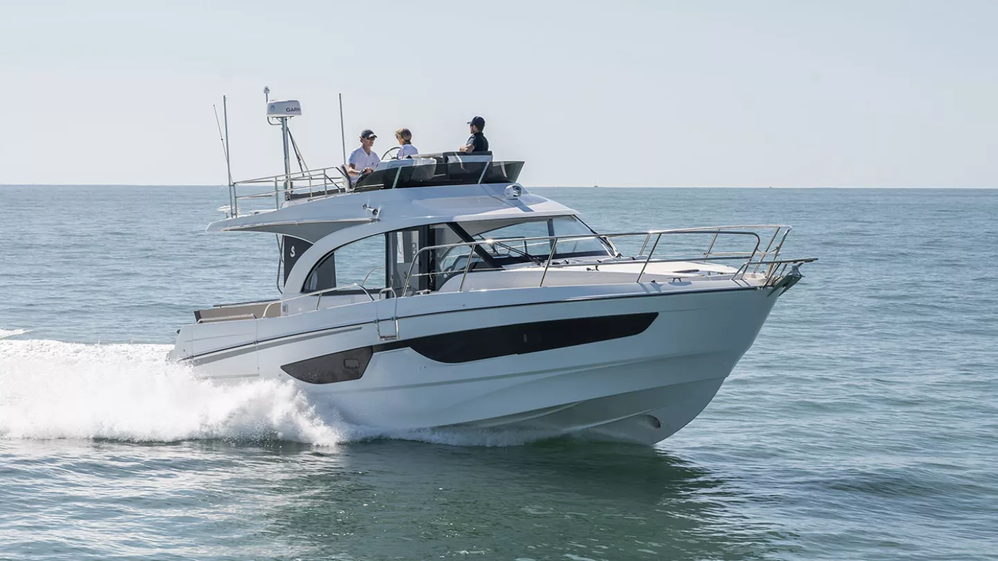 Vaartlander_BeneteauAntares11Fly-4 Beneteau Antares 11 Fly varend op open water