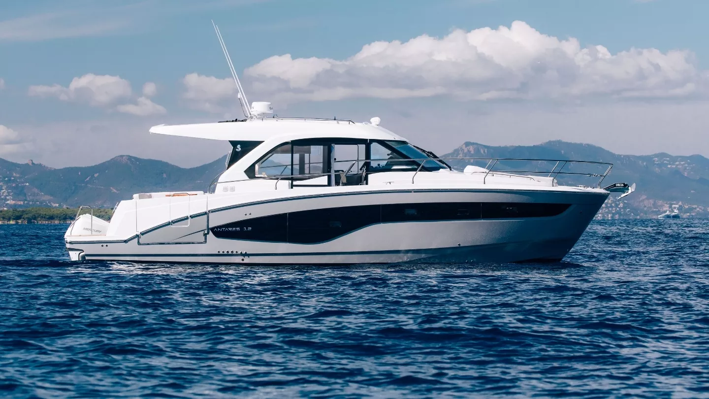 Vaartlander_BeneteauAntares12Coupe-4 Beneteau Antares 12 Coupe gezien vanaf de zijkant
