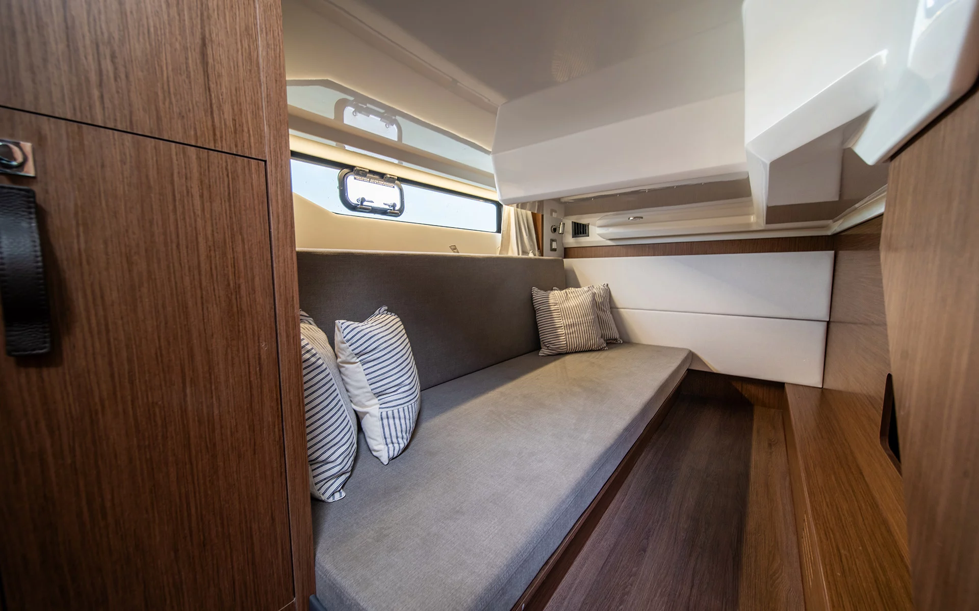Vaartlander_BeneteauAntares12Coupe-6 Slaapruimte in cabine van Beneteau Antares 12 Coupe