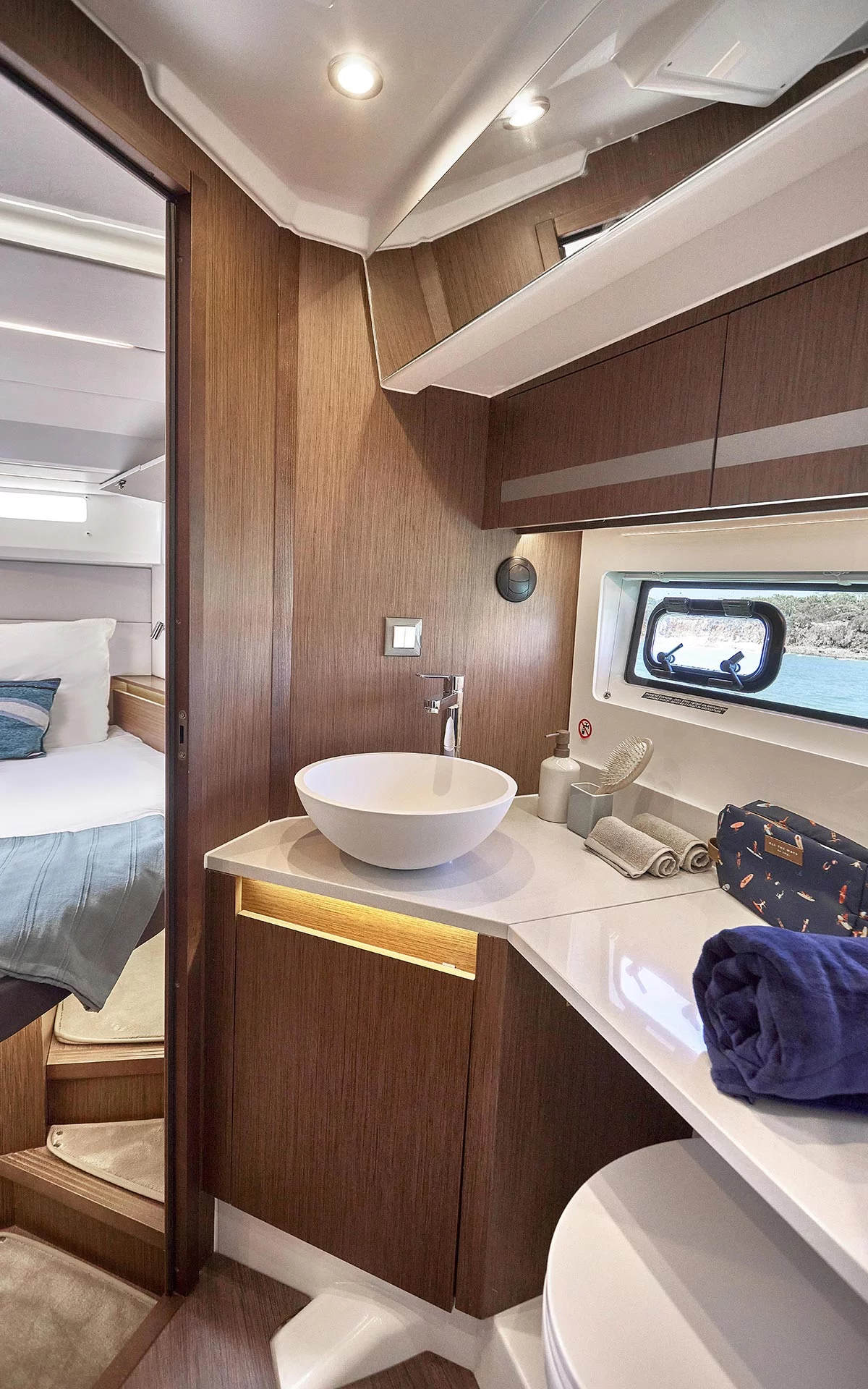 Vaartlander_BeneteauAntares12Coupe-7 Badkamer met toilet en douche in Beneteau Antares 12 Coupe