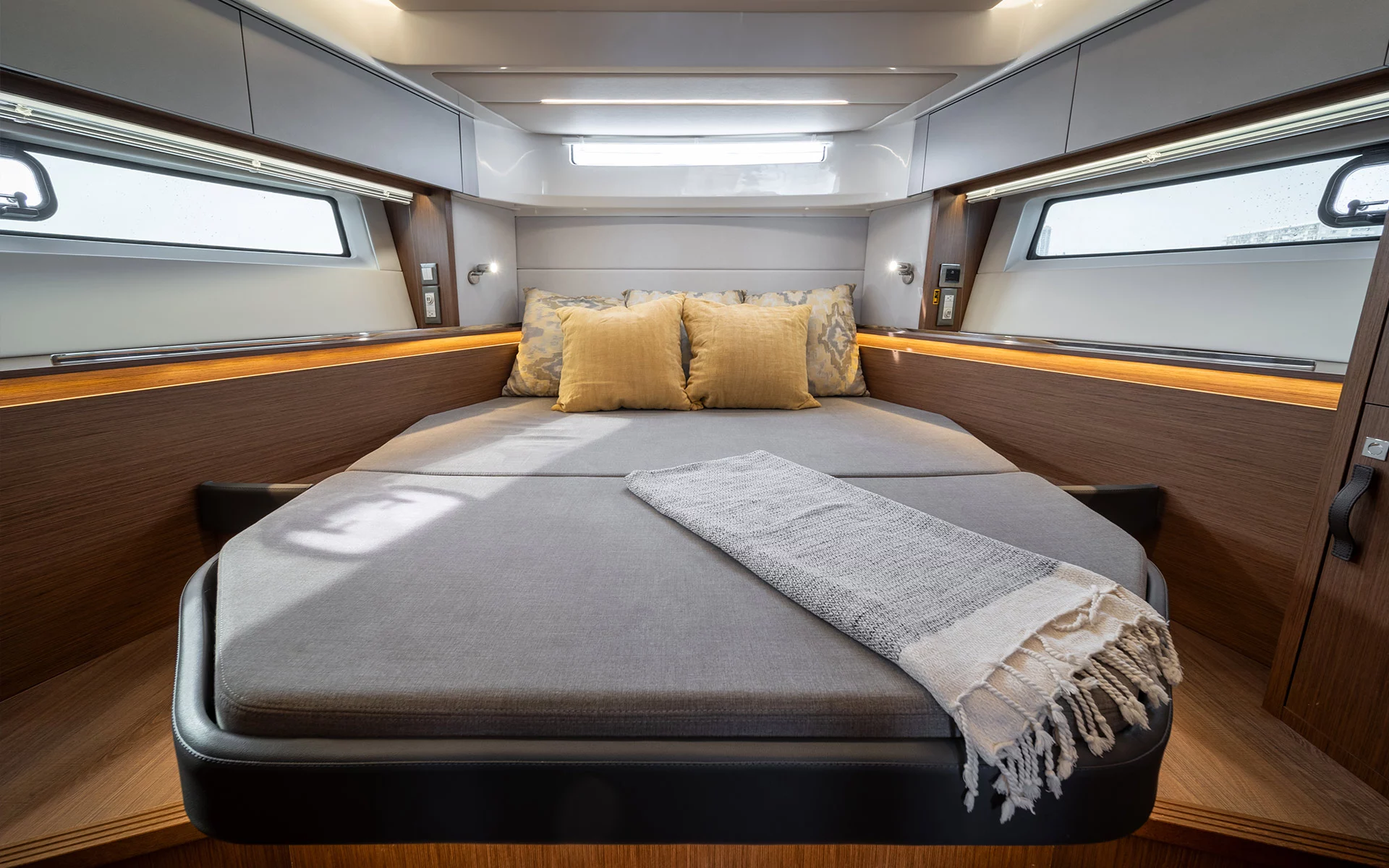 Vaartlander_BeneteauAntares12Coupe-8 Hoofdslaapruimte in cabine van Beneteau Antares 12 Coupe