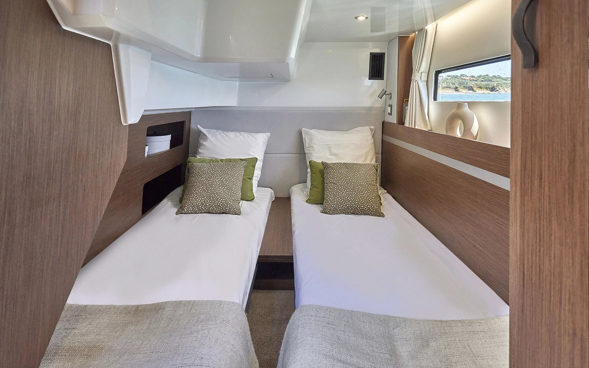 Vaartlander_BeneteauAntares12Coupe-9 Twee aparte slaapplaatsen in cabine van Beneteau Antares 12 Coupe
